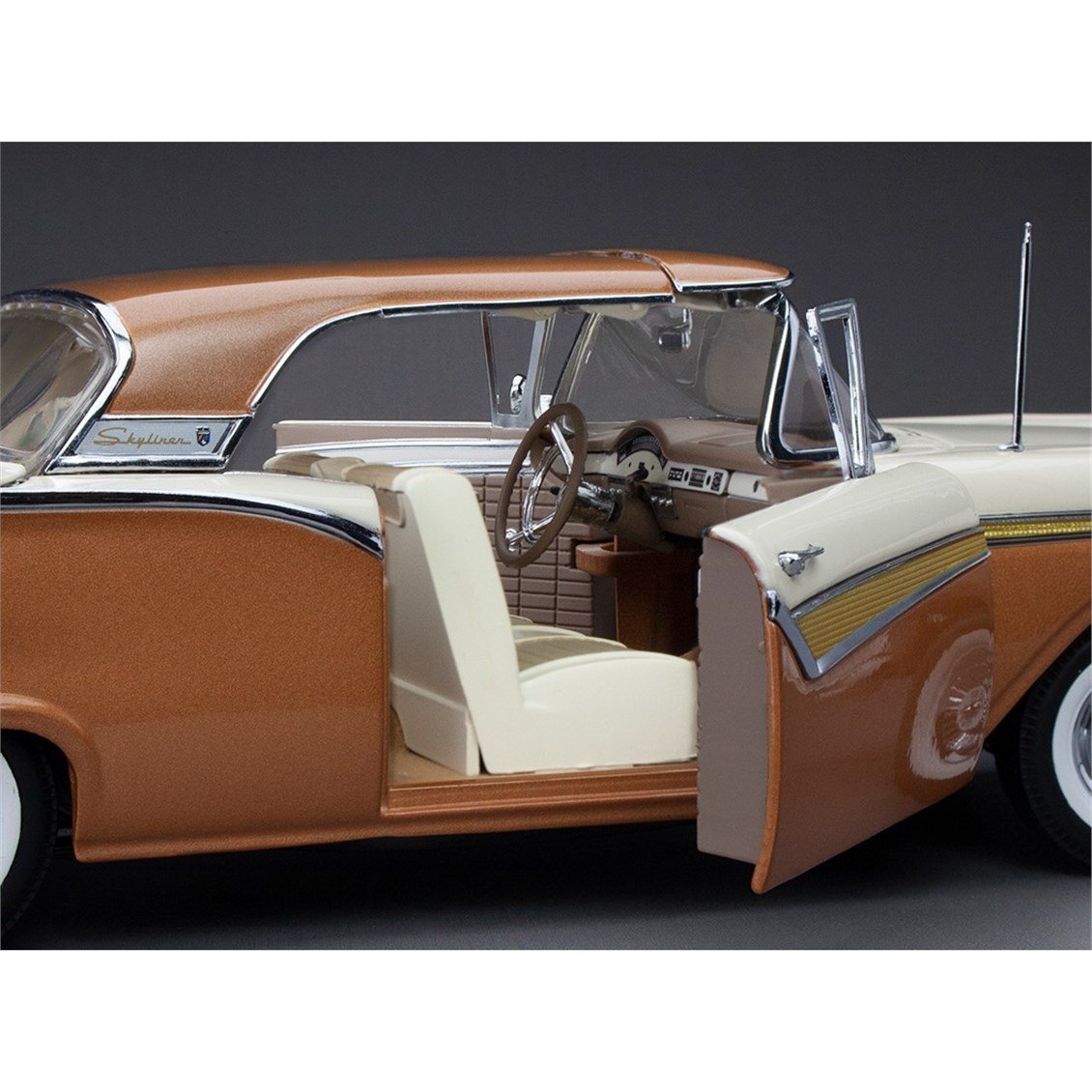 Sunstar 1349 1/18 Ölçek, 1957 Ford Fairlane 500 Skyliner, Doeskin Tan/Colonial White, Sergilemeye Hazır Metal Araba Modeli