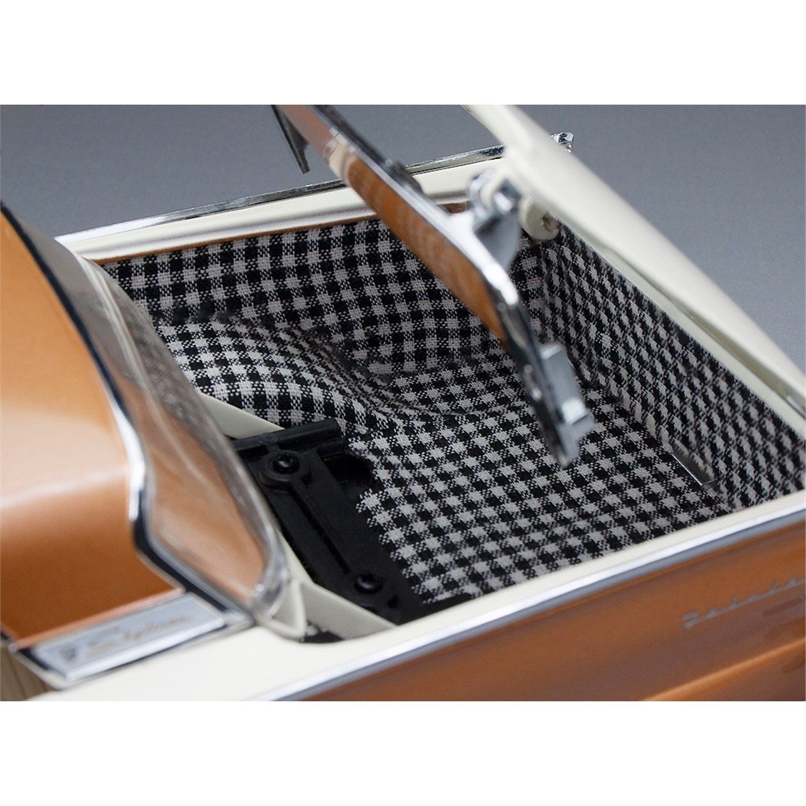 Sunstar 1349 1/18 Ölçek, 1957 Ford Fairlane 500 Skyliner, Doeskin Tan/Colonial White, Sergilemeye Hazır Metal Araba Modeli