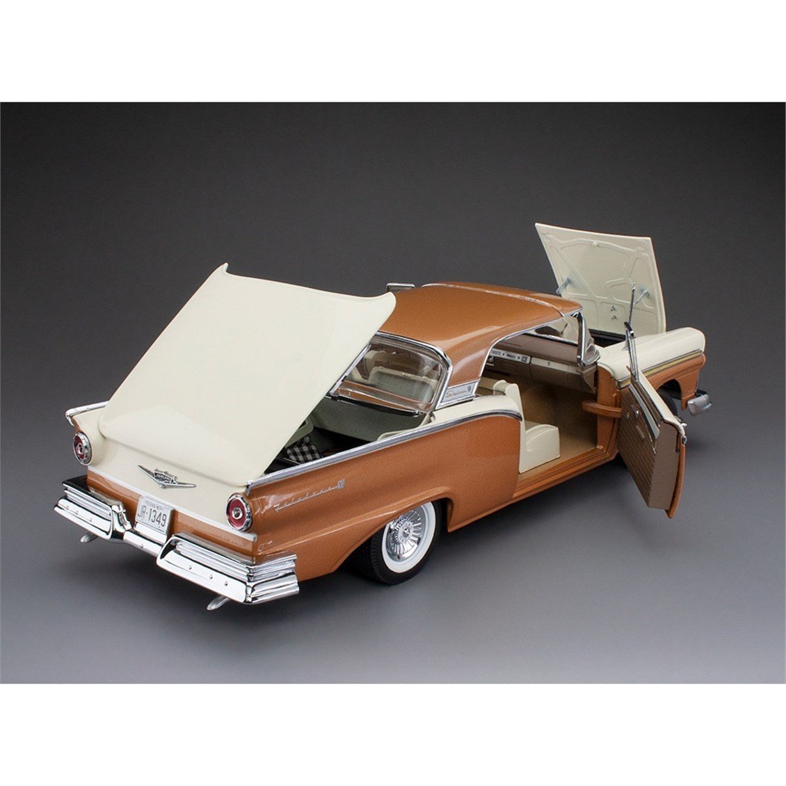 Sunstar 1349 1/18 Ölçek, 1957 Ford Fairlane 500 Skyliner, Doeskin Tan/Colonial White, Sergilemeye Hazır Metal Araba Modeli