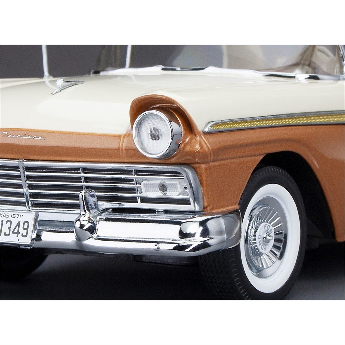 Sunstar 1349 1/18 Ölçek, 1957 Ford Fairlane 500 Skyliner, Doeskin Tan/Colonial White, Sergilemeye Hazır Metal Araba Modeli