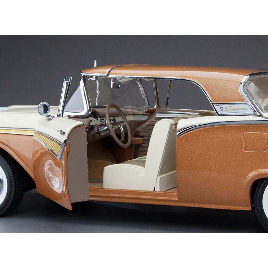 Sunstar 1349 1/18 Ölçek, 1957 Ford Fairlane 500 Skyliner, Doeskin Tan/Colonial White, Sergilemeye Hazır Metal Araba Modeli