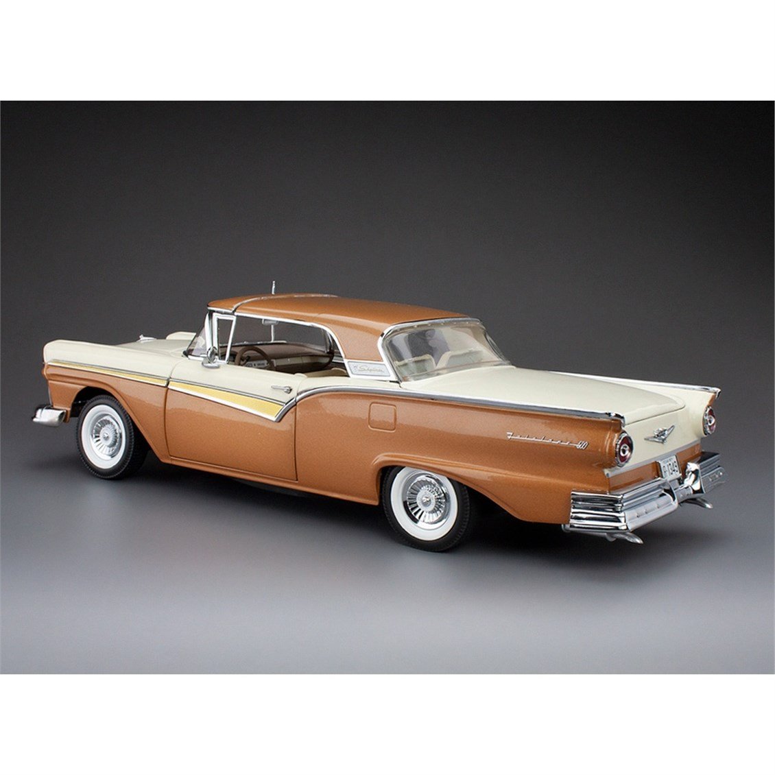Sunstar 1349 1/18 Ölçek, 1957 Ford Fairlane 500 Skyliner, Doeskin Tan/Colonial White, Sergilemeye Hazır Metal Araba Modeli