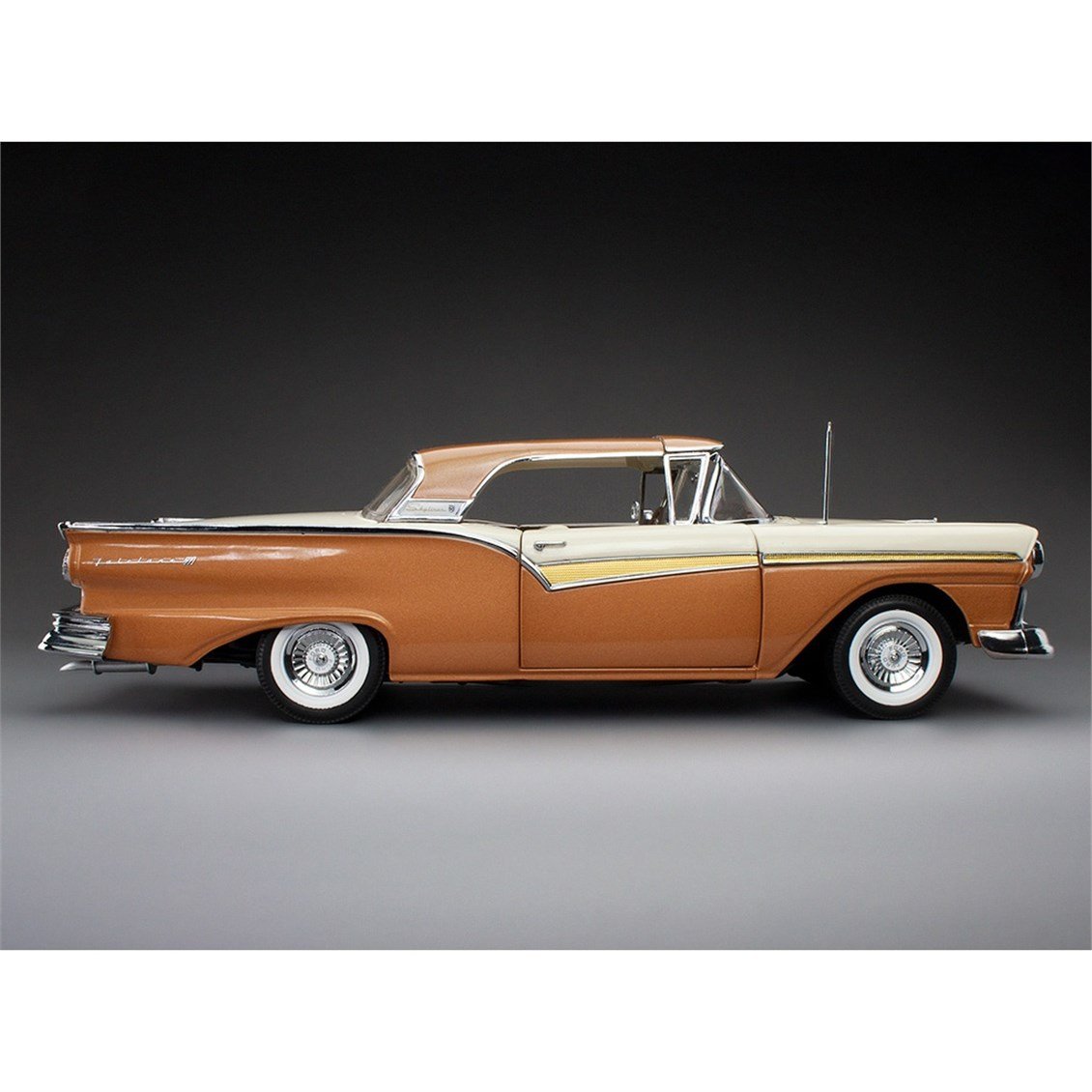 Sunstar 1349 1/18 Ölçek, 1957 Ford Fairlane 500 Skyliner, Doeskin Tan/Colonial White, Sergilemeye Hazır Metal Araba Modeli