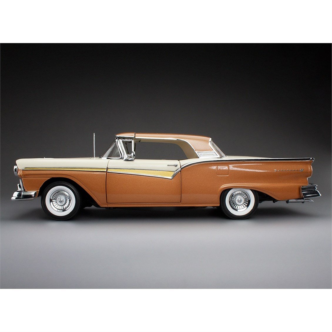 Sunstar 1349 1/18 Ölçek, 1957 Ford Fairlane 500 Skyliner, Doeskin Tan/Colonial White, Sergilemeye Hazır Metal Araba Modeli