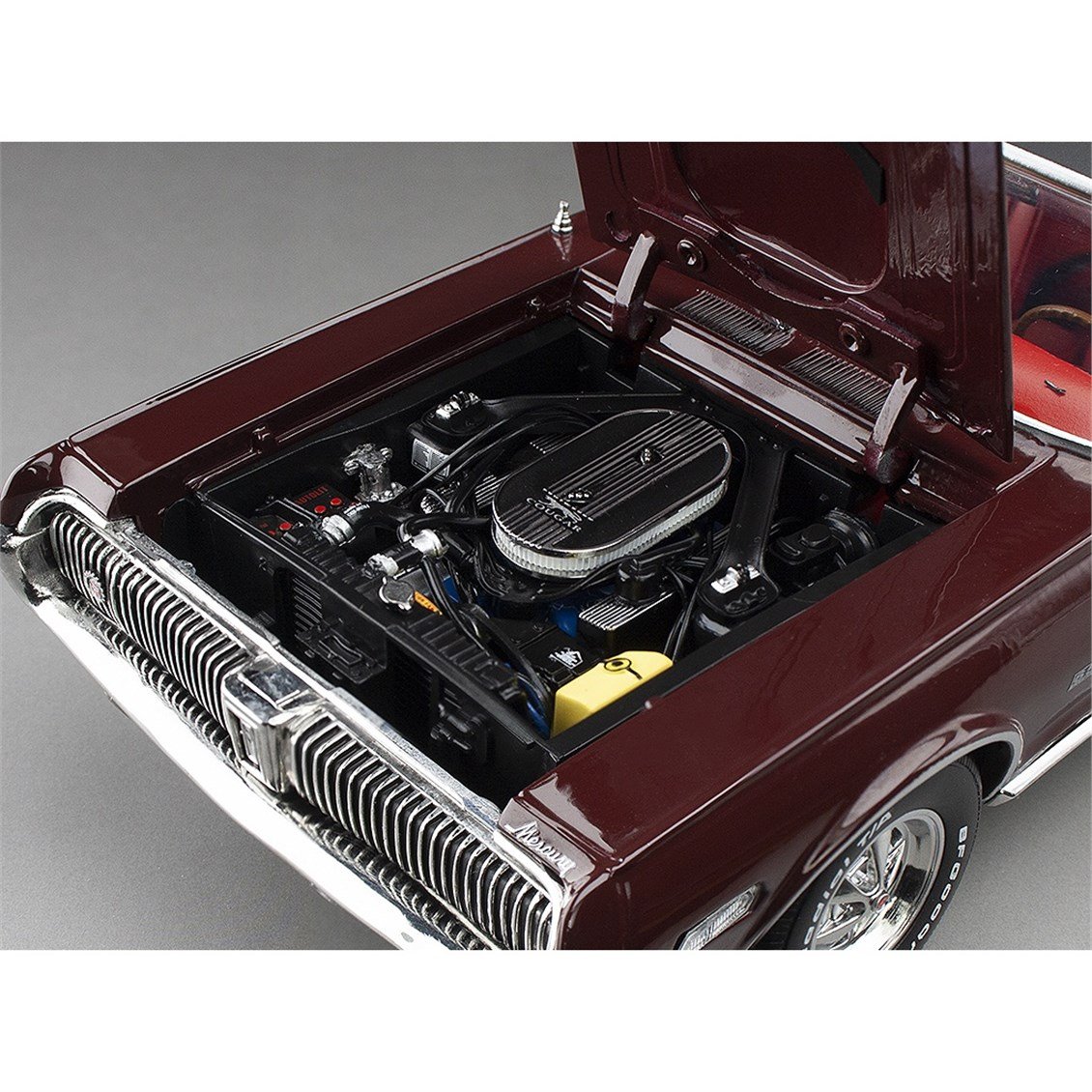Sunstar 1574 1/18 Ölçek, 1968 Mercury Cougar XR7G, Koyu Kiraz, Sergilemeye Hazır Metal Araba Modeli