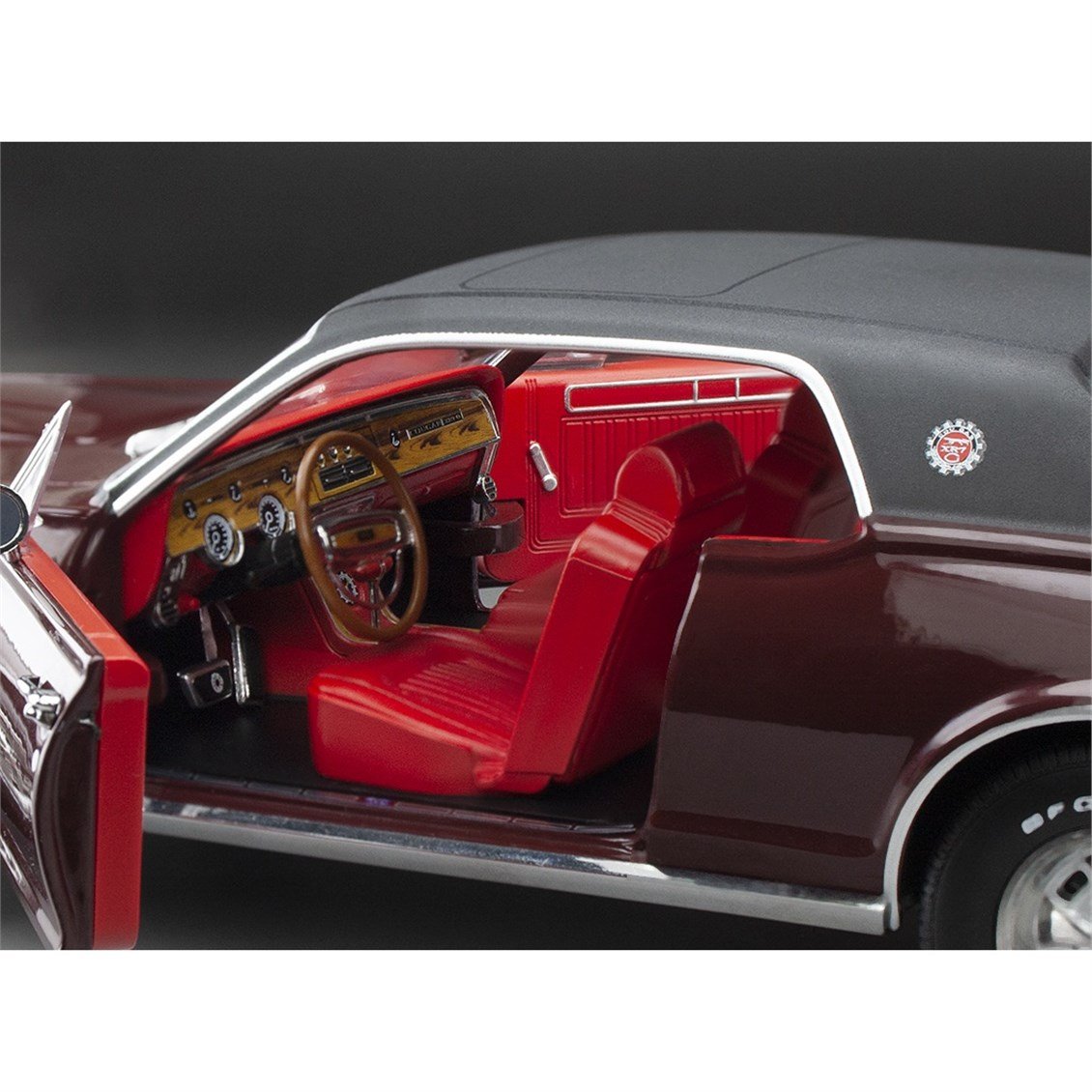 Sunstar 1574 1/18 Ölçek, 1968 Mercury Cougar XR7G, Koyu Kiraz, Sergilemeye Hazır Metal Araba Modeli