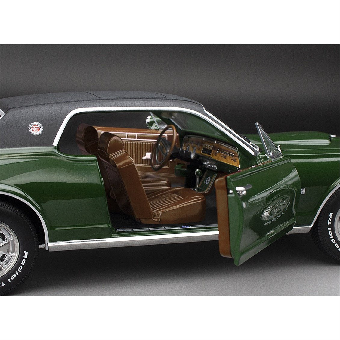 Sunstar 1575 1/18 Ölçek, 1968 Mercury Cougar XR7G, Augusta Yeşili, Sergilemeye Hazır Metal Araba Modeli