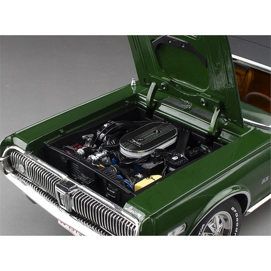 Sunstar 1575 1/18 Ölçek, 1968 Mercury Cougar XR7G, Augusta Yeşili, Sergilemeye Hazır Metal Araba Modeli