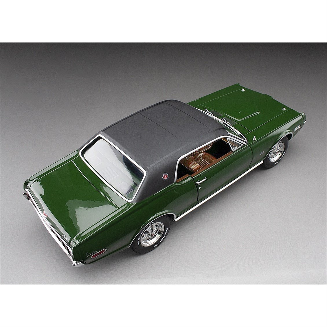 Sunstar 1575 1/18 Ölçek, 1968 Mercury Cougar XR7G, Augusta Yeşili, Sergilemeye Hazır Metal Araba Modeli