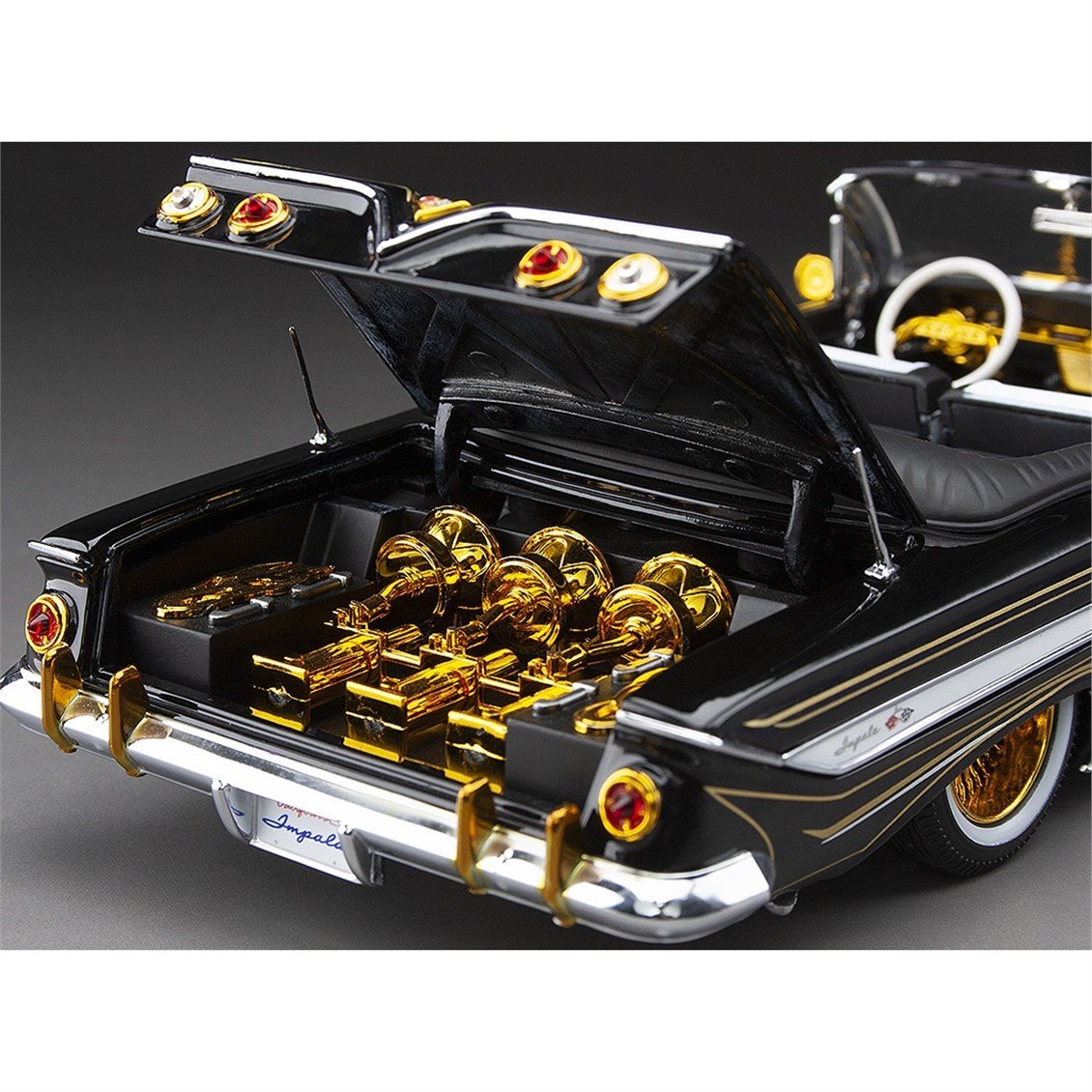 Sunstar 2110 1/18 Ölçek, 1961 Chevrolet Impala Open Convertible Lowrider, Siyah, Hareketli Süspansiyonlu, Sergilemeye Hazır Met