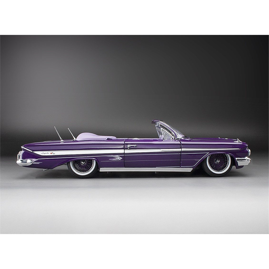 Sunstar 2111 1/18 Ölçek, 1961 Chevrolet Impala Open Convertible Lowrider, Mor, Hareketli Süspansiyonlu, Sergilemeye Hazır Metal