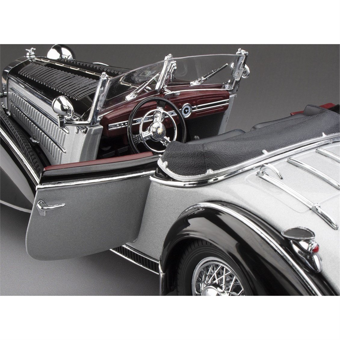 Sunstar 2410 1/18 Ölçek, 1939 Horch 855 Roadster, Gri Gümüş/Koyu Mavi, Sergilemeye Hazır Metal Araba Modeli