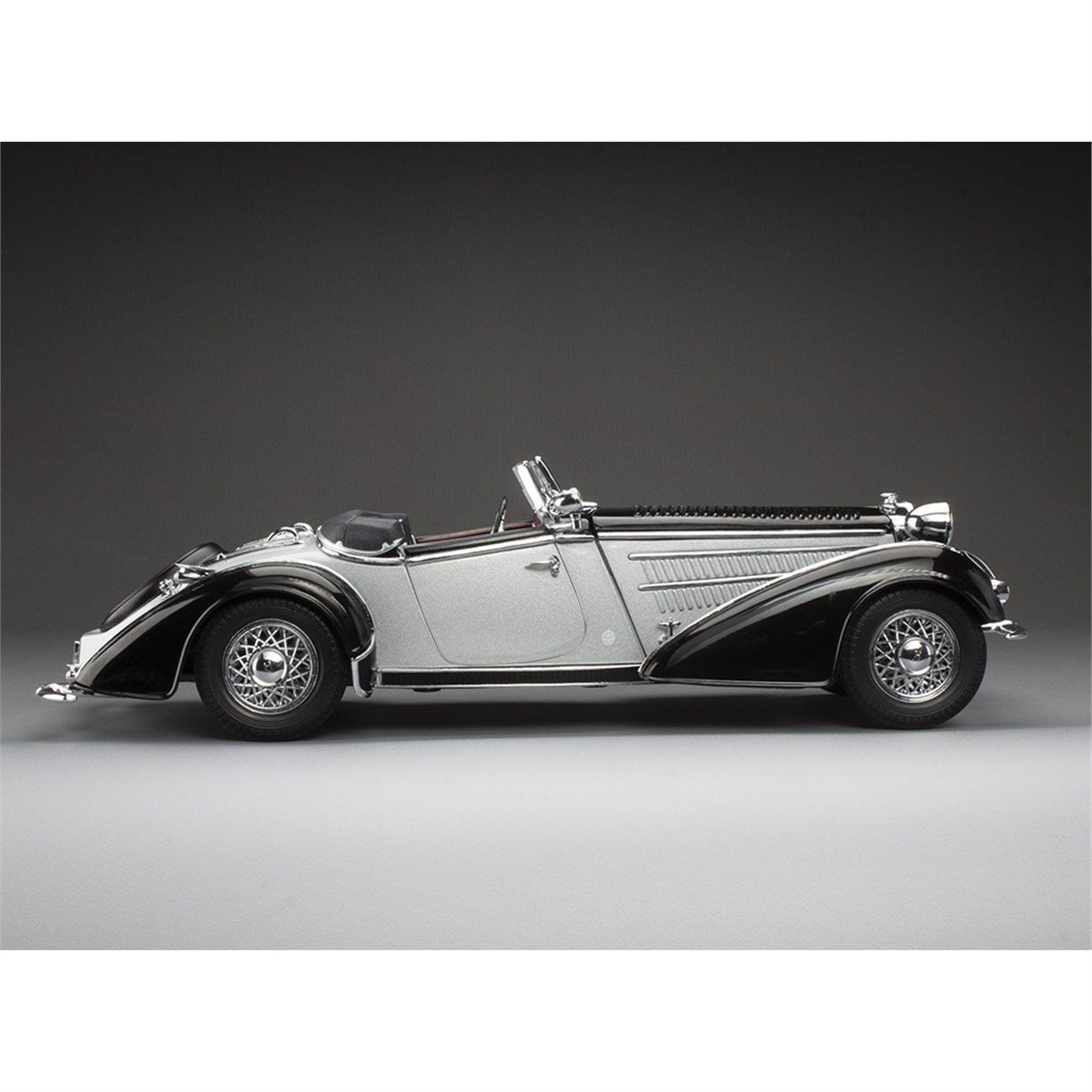 Sunstar 2410 1/18 Ölçek, 1939 Horch 855 Roadster, Gri Gümüş/Koyu Mavi, Sergilemeye Hazır Metal Araba Modeli