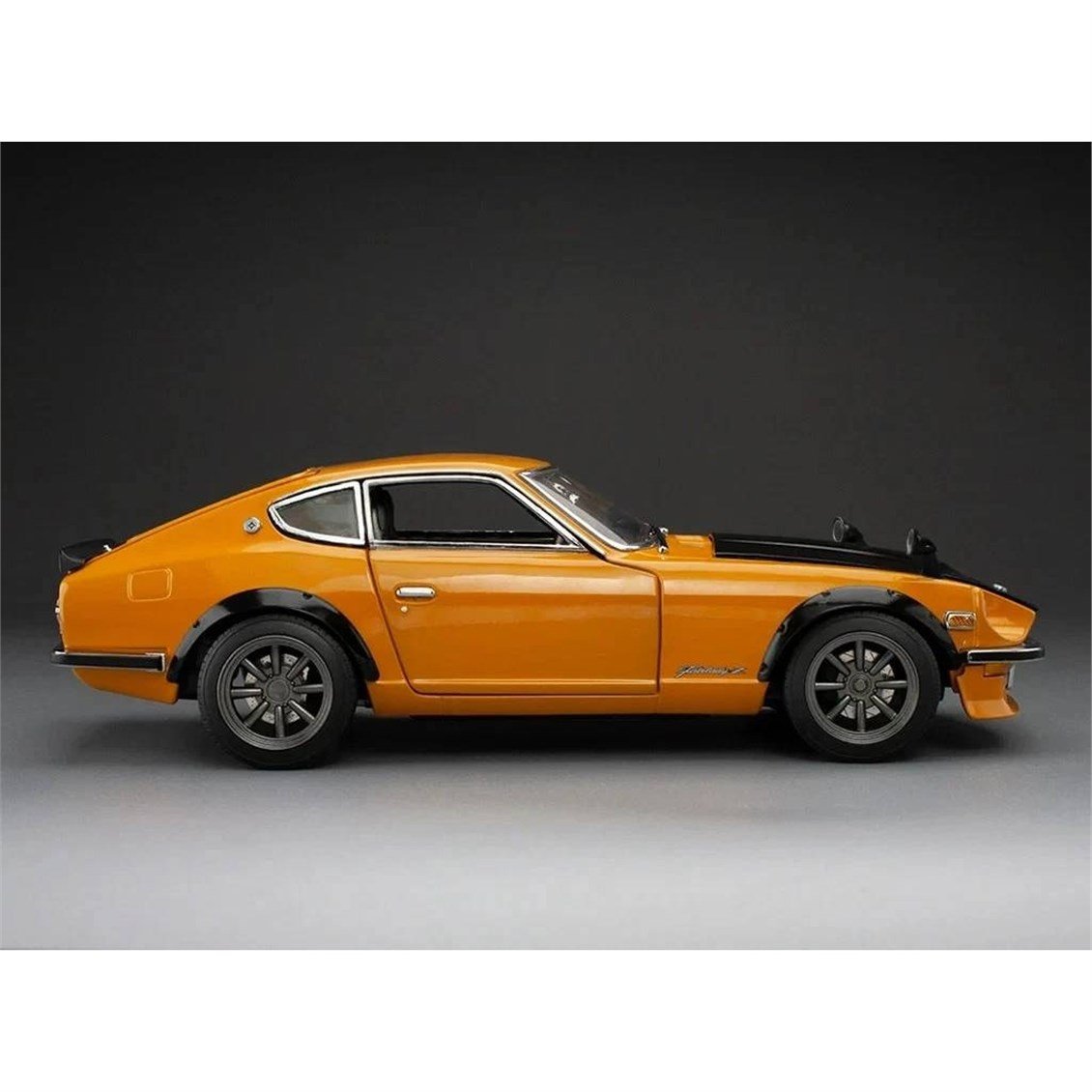 Sunstar 3516 1/18 Ölçek, 1972 Fairlady Z (S30), Turuncu (RHD), Sergilemeye Hazır Metal Araba Modeli
