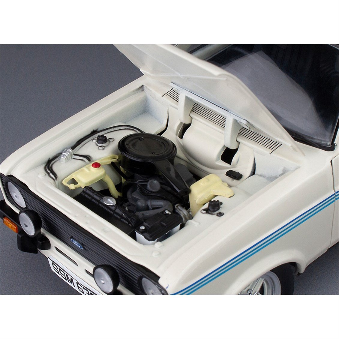 Sunstar 4636 1/18 Ölçek, 1980 Ford Escort Harrier, Elmas Beyazı, Sergilemeye Hazır Metal Araba Modeli