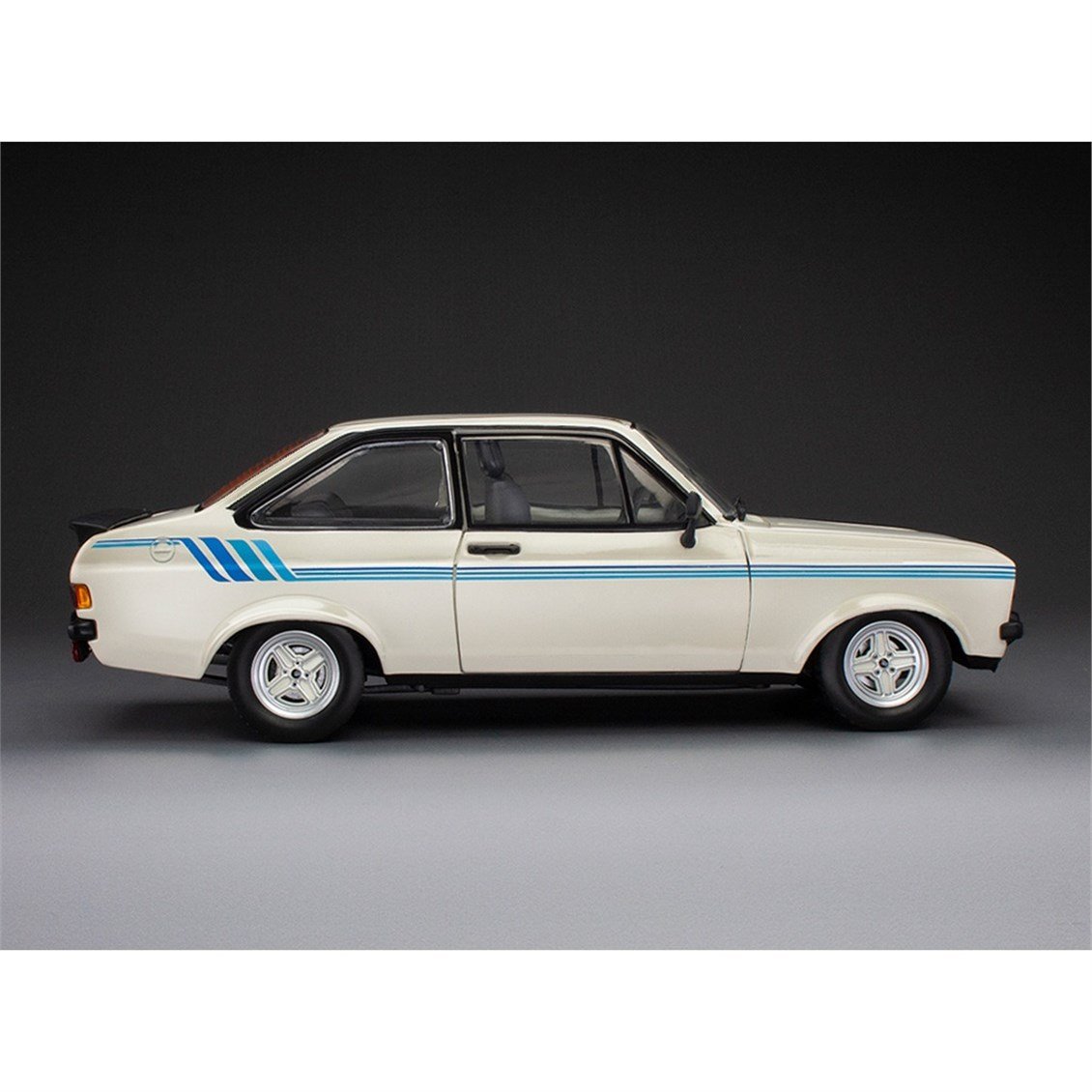 Sunstar 4636 1/18 Ölçek, 1980 Ford Escort Harrier, Elmas Beyazı, Sergilemeye Hazır Metal Araba Modeli