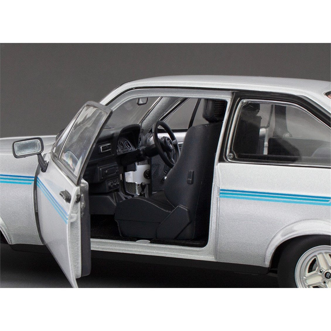 Sunstar 4637 1/18 Ölçek, 1980 Ford Escort Harrier, Gümüş, Sergilemeye Hazır Metal Araba Modeli