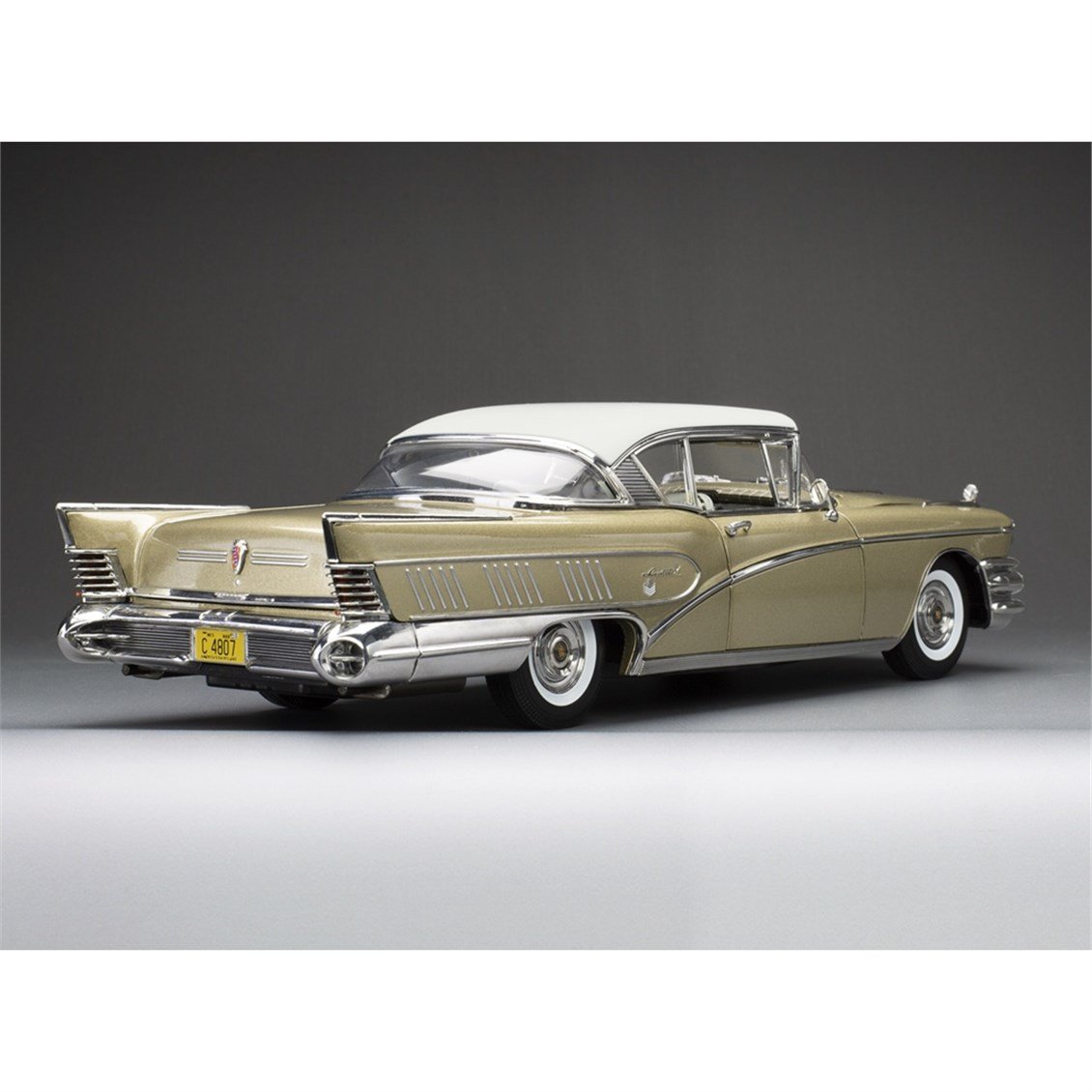 Sunstar 4807 1/18 Ölçek, 1958 Buick Limited Riviera Coupe-Glacier, Beyaz/Altın, Sergilemeye Hazır Metal Araba Modeli