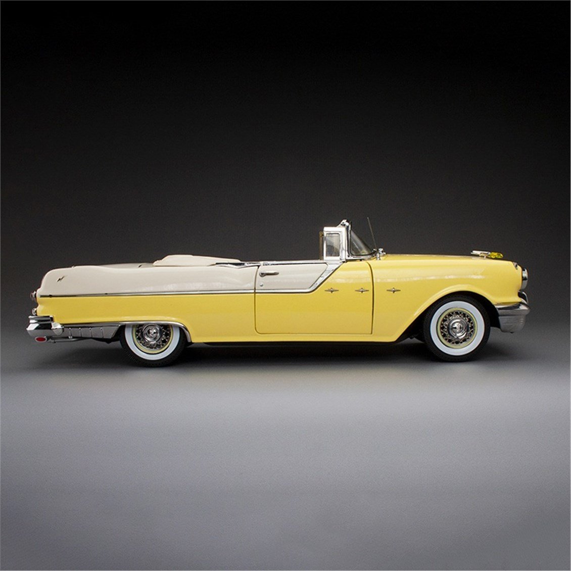Sunstar 5059 1/18 Ölçek, 1955 Pontiac Star Chief Open Convertible, Sis Beyazı/Sarı, Sergilemeye Hazır Metal Araba Modeli