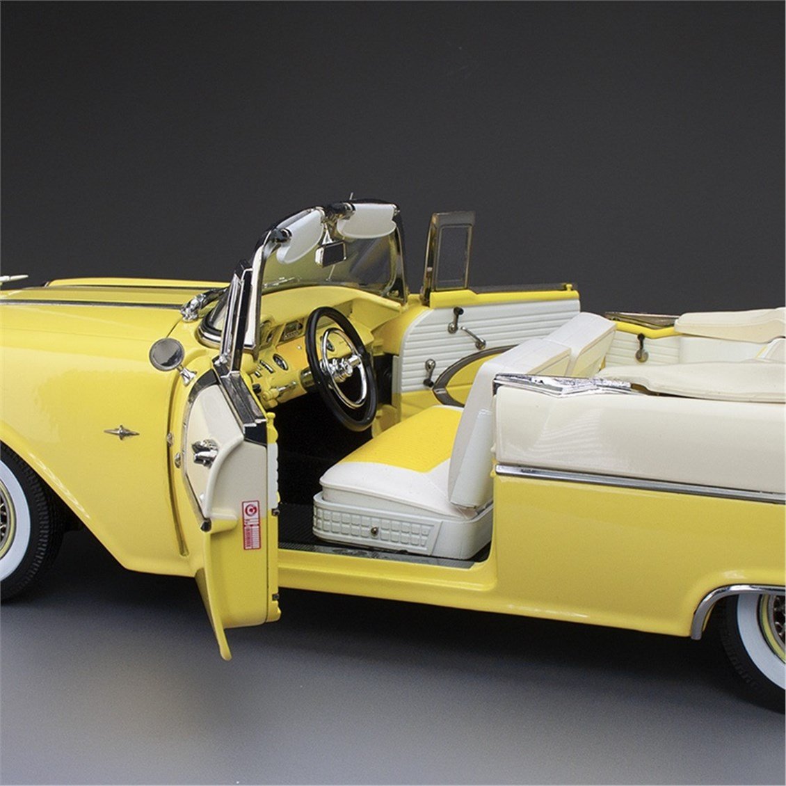 Sunstar 5059 1/18 Ölçek, 1955 Pontiac Star Chief Open Convertible, Sis Beyazı/Sarı, Sergilemeye Hazır Metal Araba Modeli