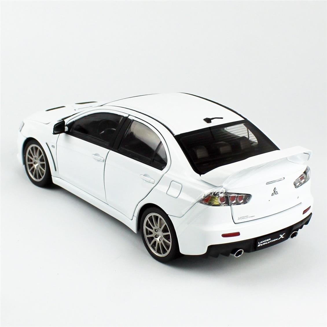 Sunstar 5824 1/18 Ölçek, Mitsubishi Lancer Evolution X, Beyaz, Sergilemeye Hazır Metal Araba Modeli
