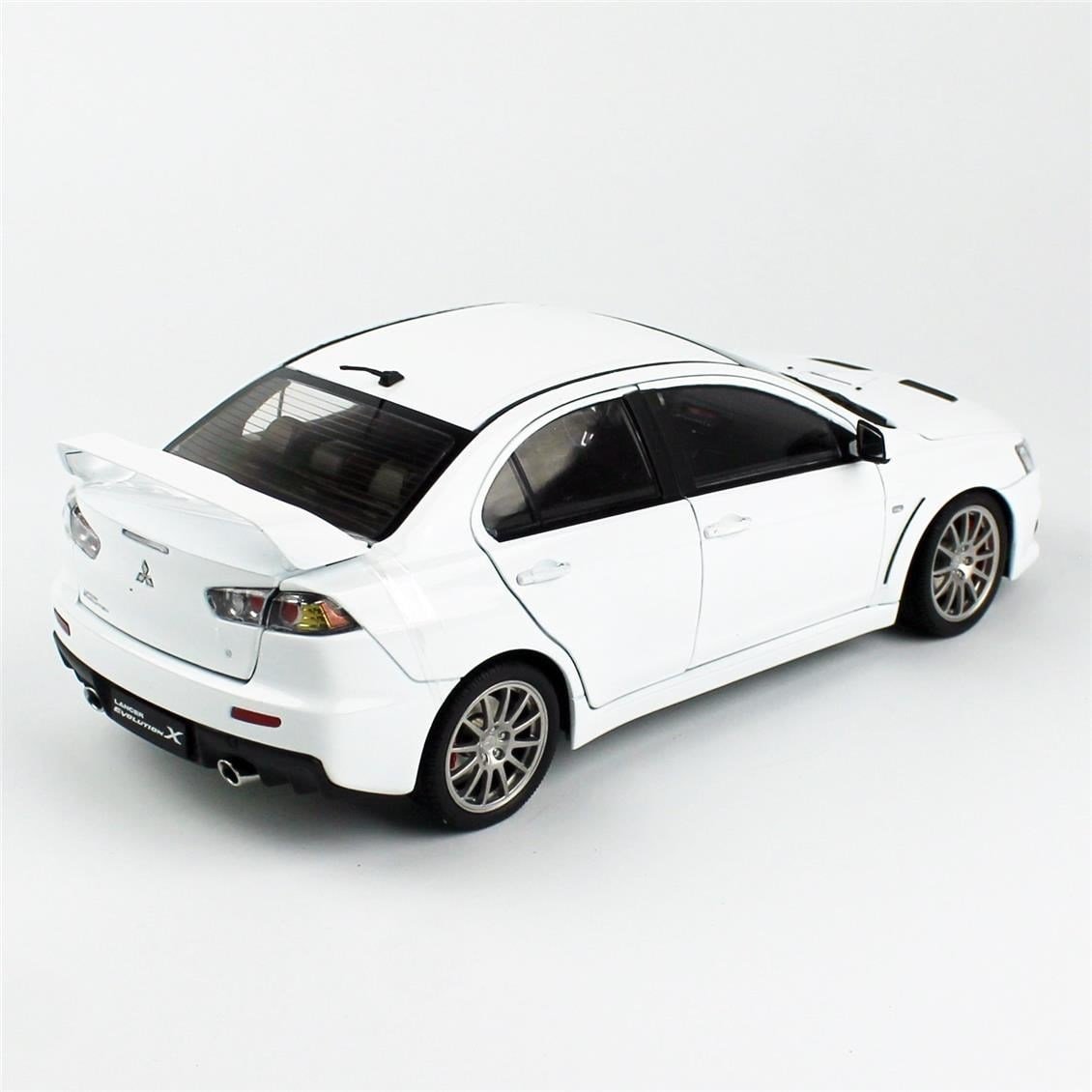 Sunstar 5824 1/18 Ölçek, Mitsubishi Lancer Evolution X, Beyaz, Sergilemeye Hazır Metal Araba Modeli
