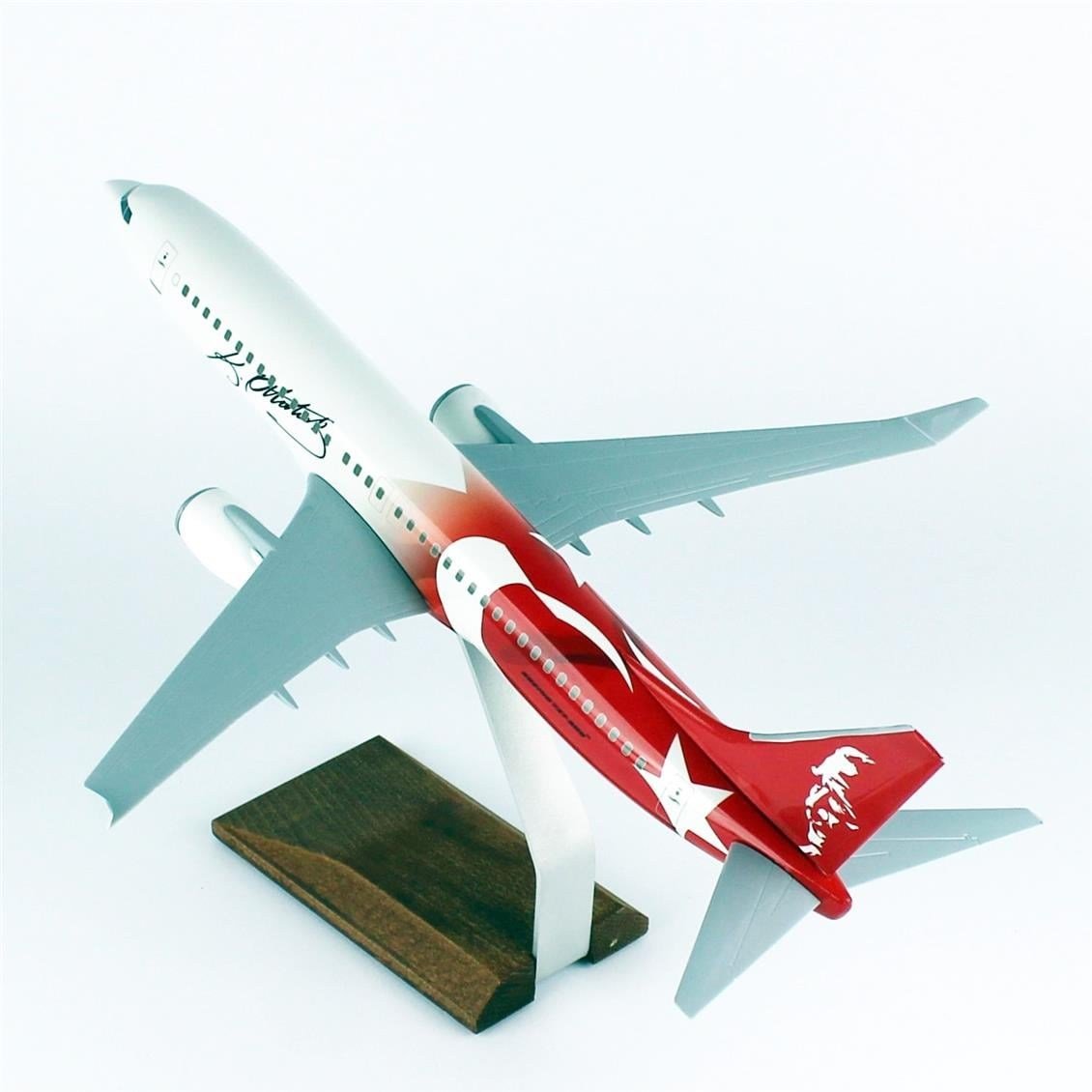 THY009 1/100 Ölçek, THY Ata Kırmızı Logolu B737-800 Yolcu Uçağı, Sergilemeye Hazır Ahşap Standlı Model