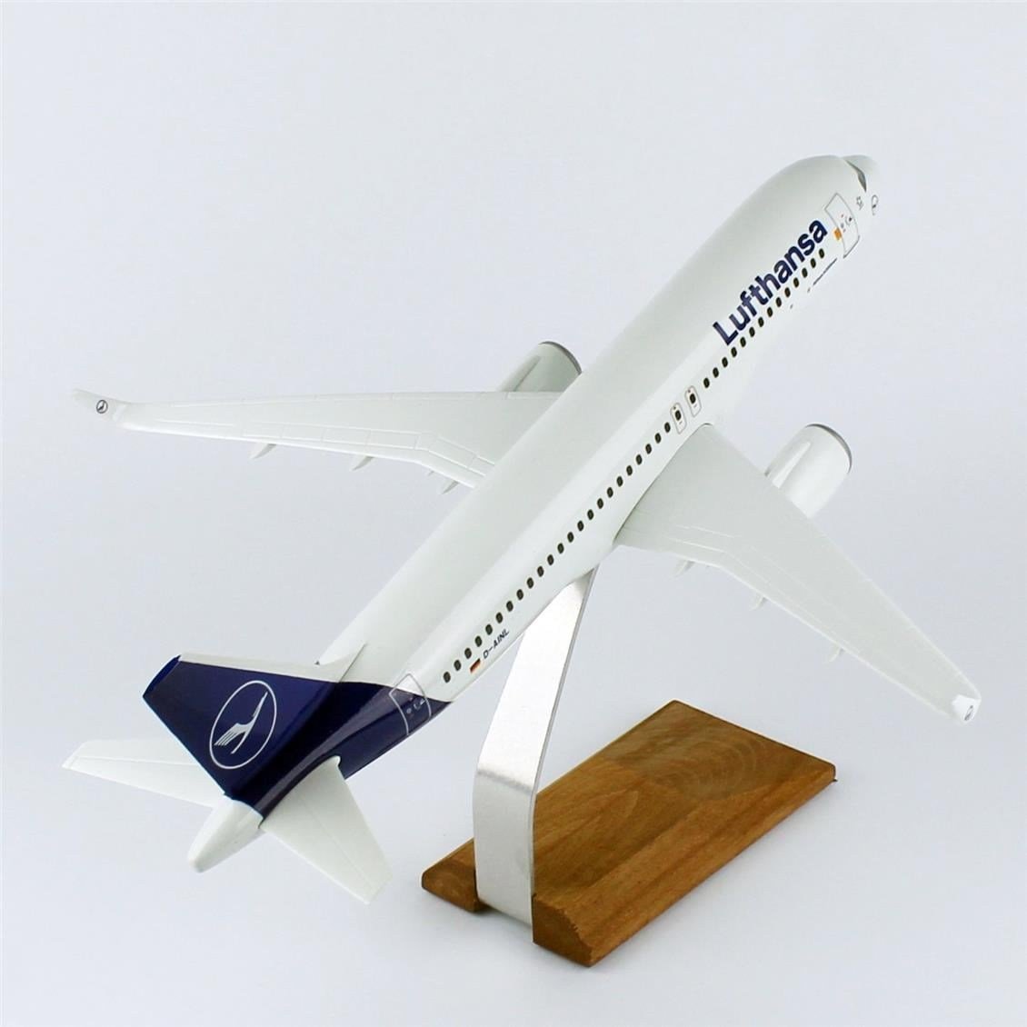 THY010 1/100 Ölçek, Lufthansa A-320 Yolcu Uçağı, Sergilemeye Hazır Ahşap Standlı Model