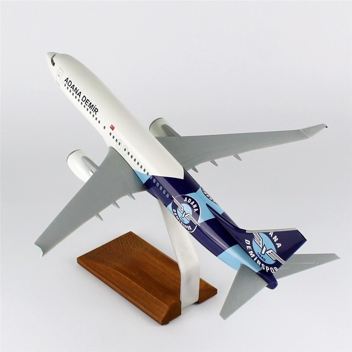 THY011 1/100 Ölçek, THY Adana Demir Spor Logolu B737-800 Yolcu Uçağı, Sergilemeye Hazır Ahşap Standlı Model