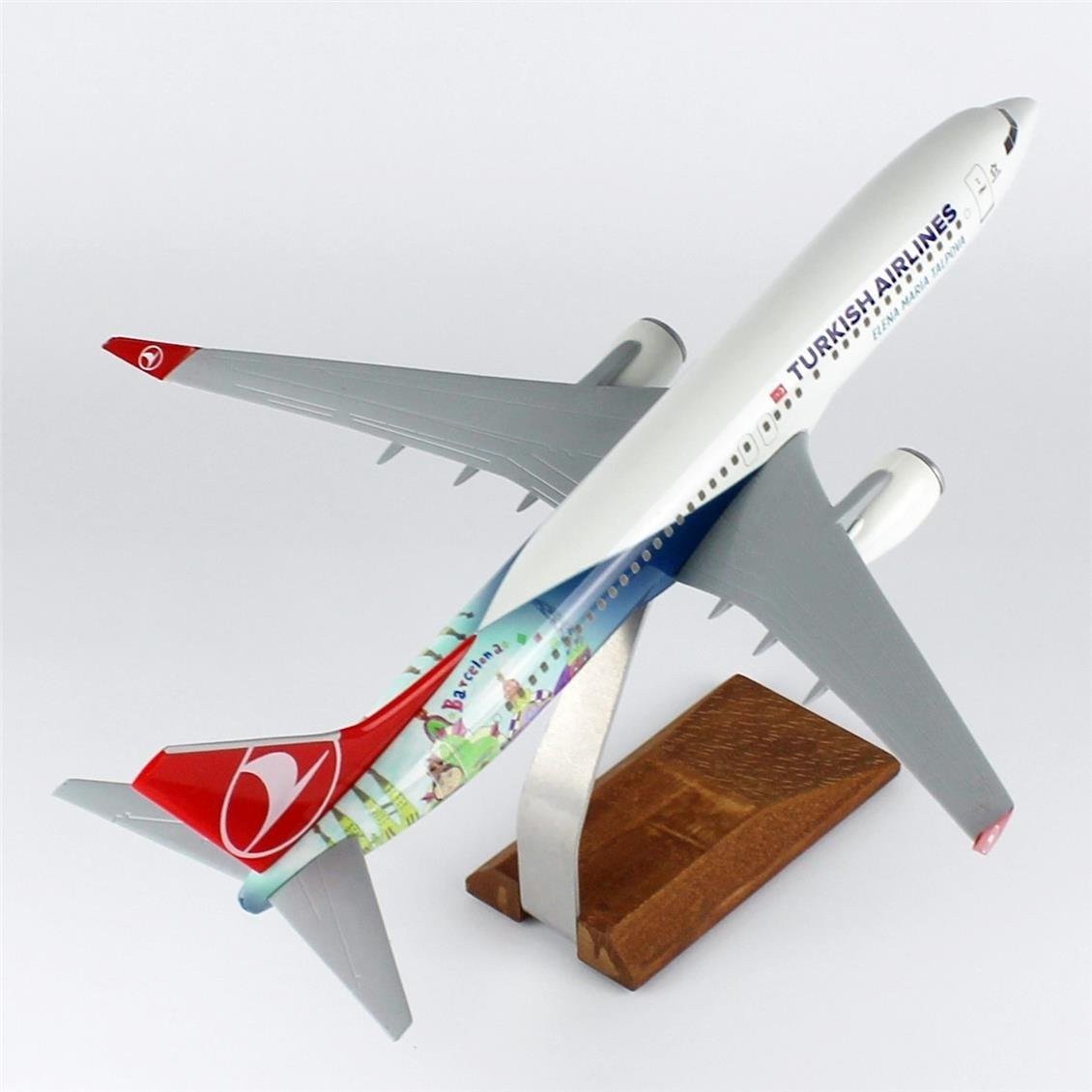 THY018 1/100 Ölçek, THY Barcelona B737-800 Yolcu Uçağı, Sergilemeye Hazır Ahşap Standlı Model