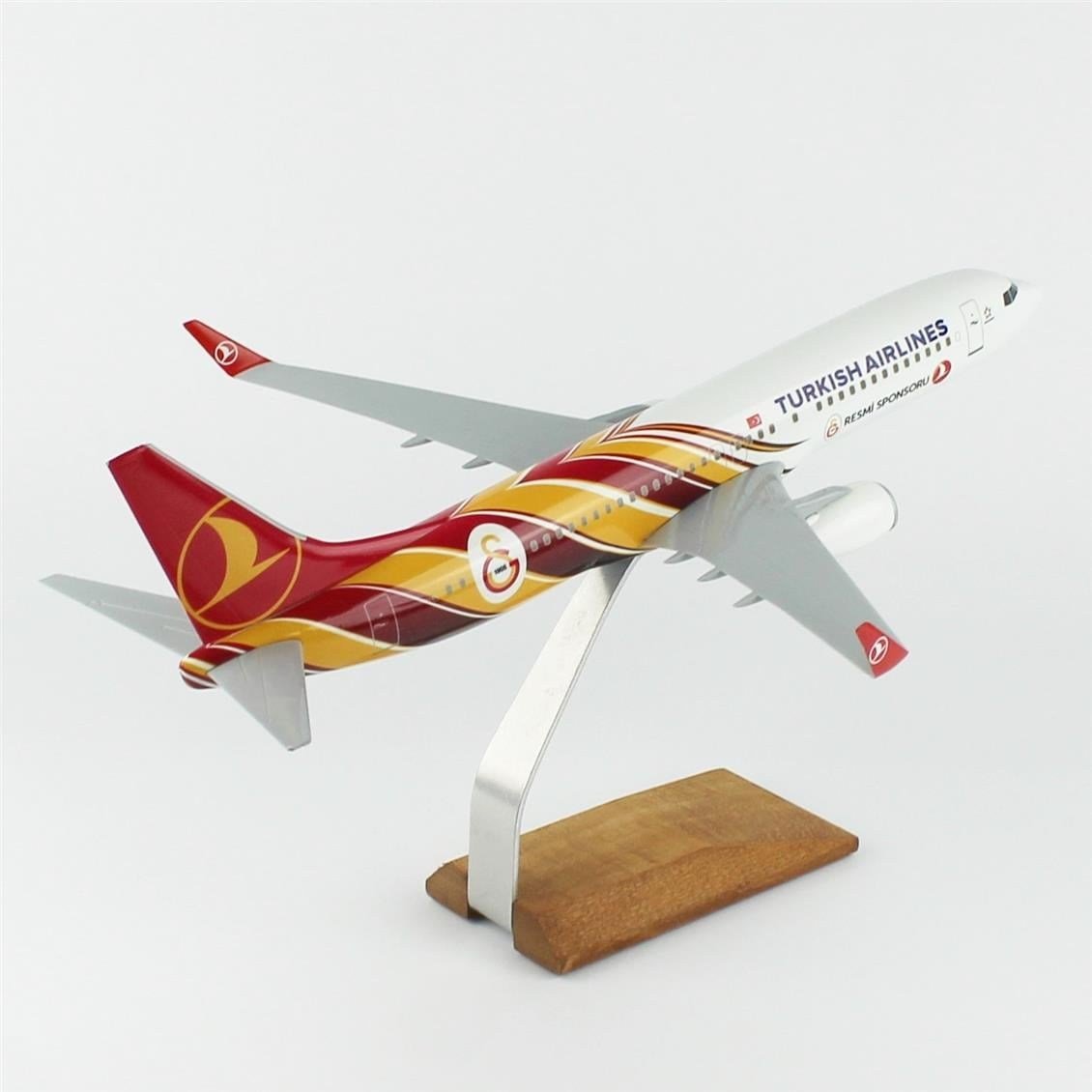 THY022 1/100 Ölçek, THY Galatasaray Spor Klübü B737-800 Yolcu Uçağı, Sergilemeye Hazır Ahşap Standlı Model