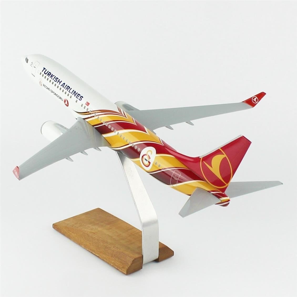 THY022 1/100 Ölçek, THY Galatasaray Spor Klübü B737-800 Yolcu Uçağı, Sergilemeye Hazır Ahşap Standlı Model