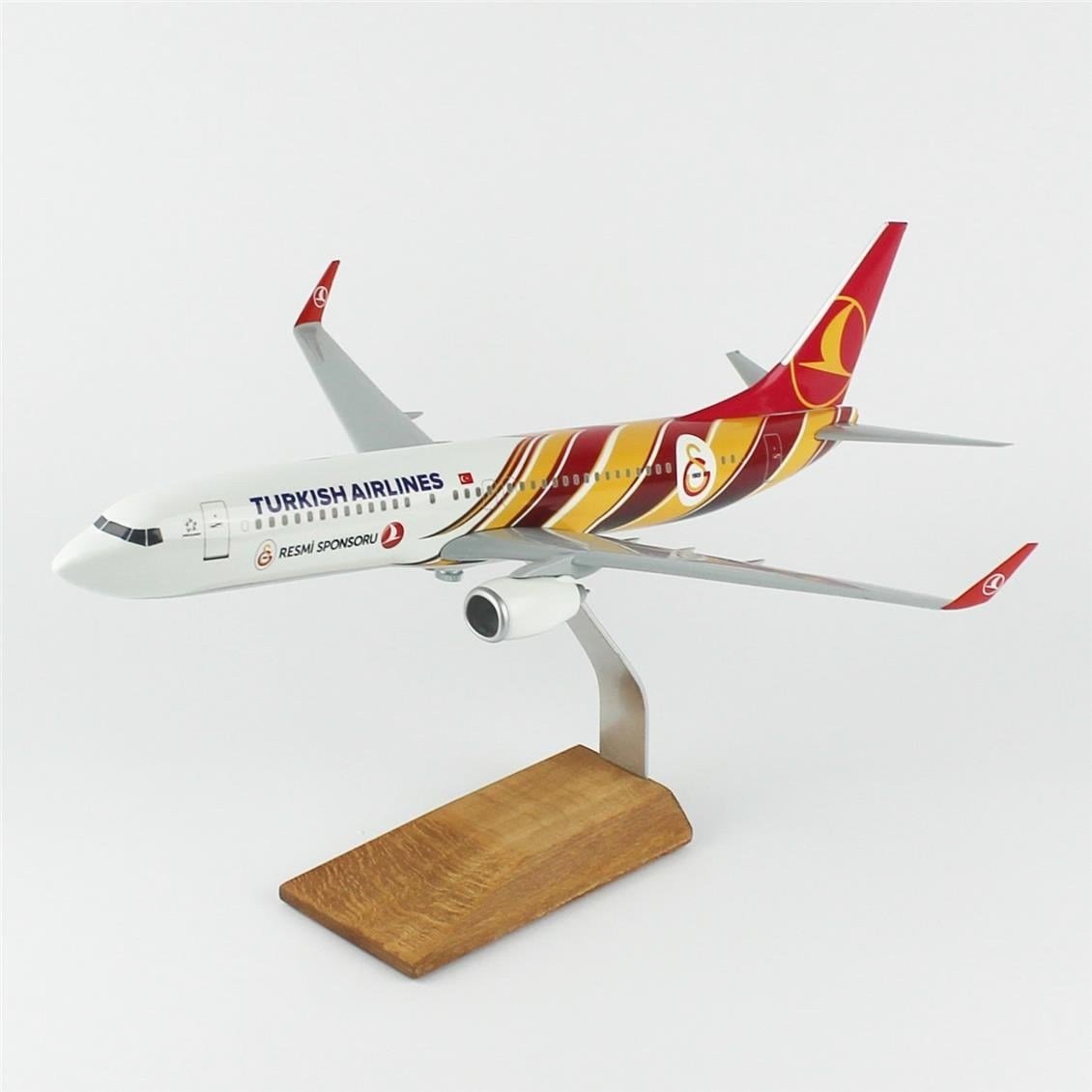 THY022 1/100 Ölçek, THY Galatasaray Spor Klübü B737-800 Yolcu Uçağı, Sergilemeye Hazır Ahşap Standlı Model
