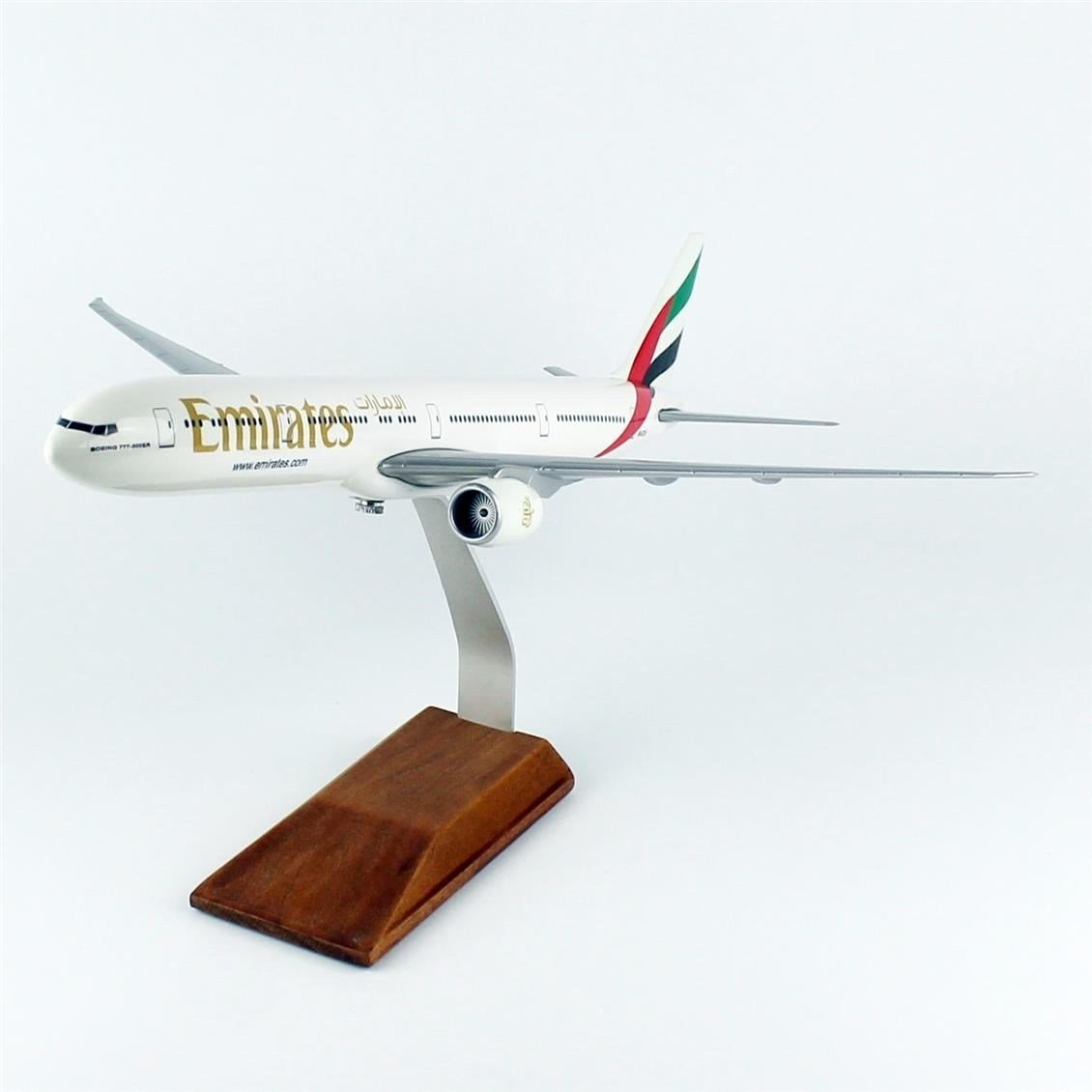 THY052 1/100 Ölçek, Emirates 777-300 ER Yolcu Uçağı, Sergilemeye Hazır Ahşap Standlı Model