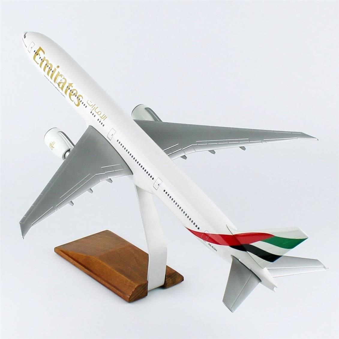 THY052 1/100 Ölçek, Emirates 777-300 ER Yolcu Uçağı, Sergilemeye Hazır Ahşap Standlı Model