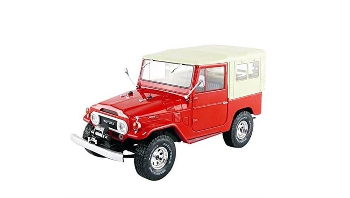 Triple9 Collection 1800153 1/18 Ölçek, 1967 Toyota Landcruiser FJ40, Kırmızı, Sergilemeye Hazır Metal Cip Modeli