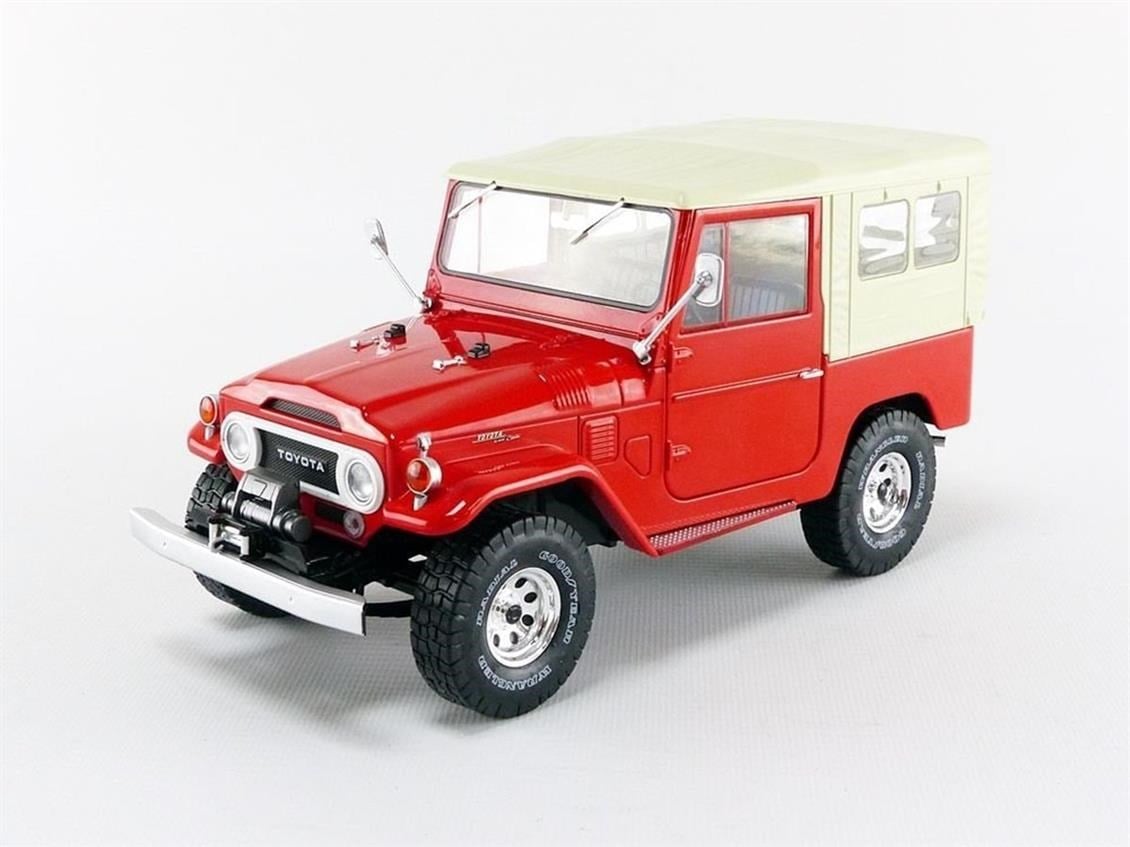 Triple9 Collection 1800153 1/18 Ölçek, 1967 Toyota Landcruiser FJ40, Kırmızı, Sergilemeye Hazır Metal Cip Modeli
