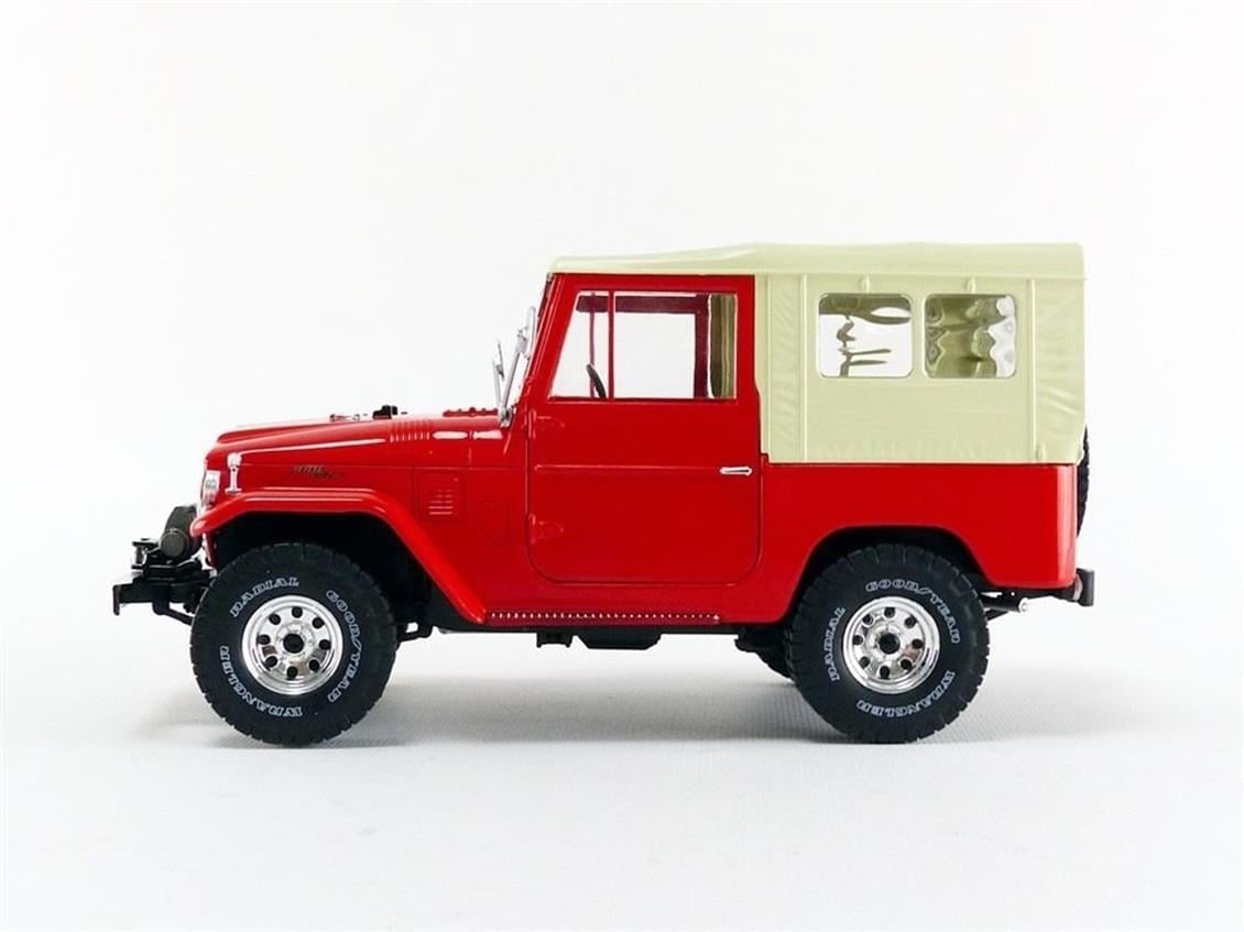 Triple9 Collection 1800153 1/18 Ölçek, 1967 Toyota Landcruiser FJ40, Kırmızı, Sergilemeye Hazır Metal Cip Modeli