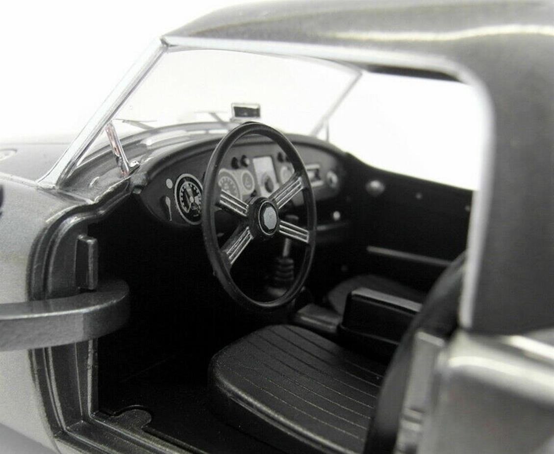 Triple9 Collection 1800161 1/18 Ölçek, 1957 MGA MK I A1500, Gri, Sergilemeye Hazır Metal Araba Modeli