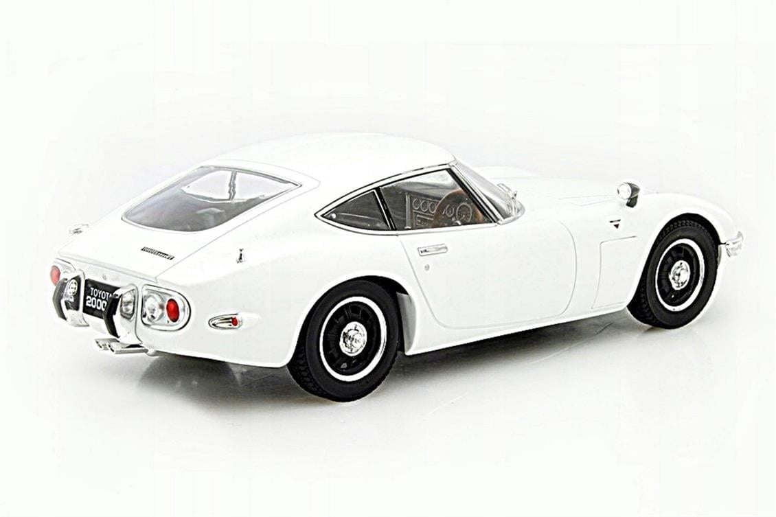 Triple9 Collection 1800183 1/18 Ölçek, 1967 Toyota 2000 GT, Beyaz, Sergilemeye Hazır Metal Araba Modeli