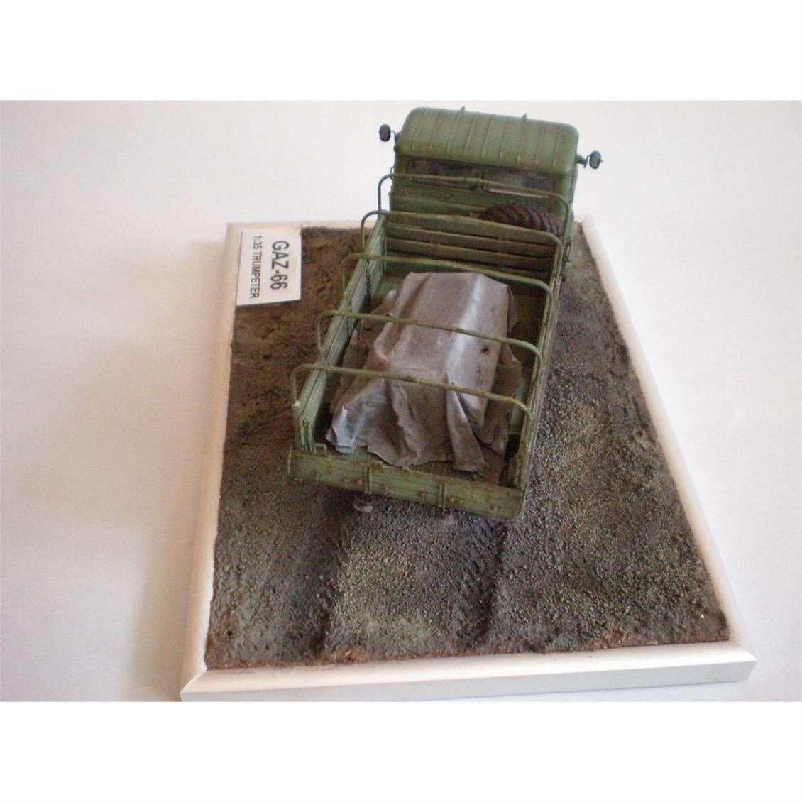 Trumpeter 01016 1/35 Ölçek, Russian GAZ-66 Hafif Askeri Kamyon Plastik Model Kiti