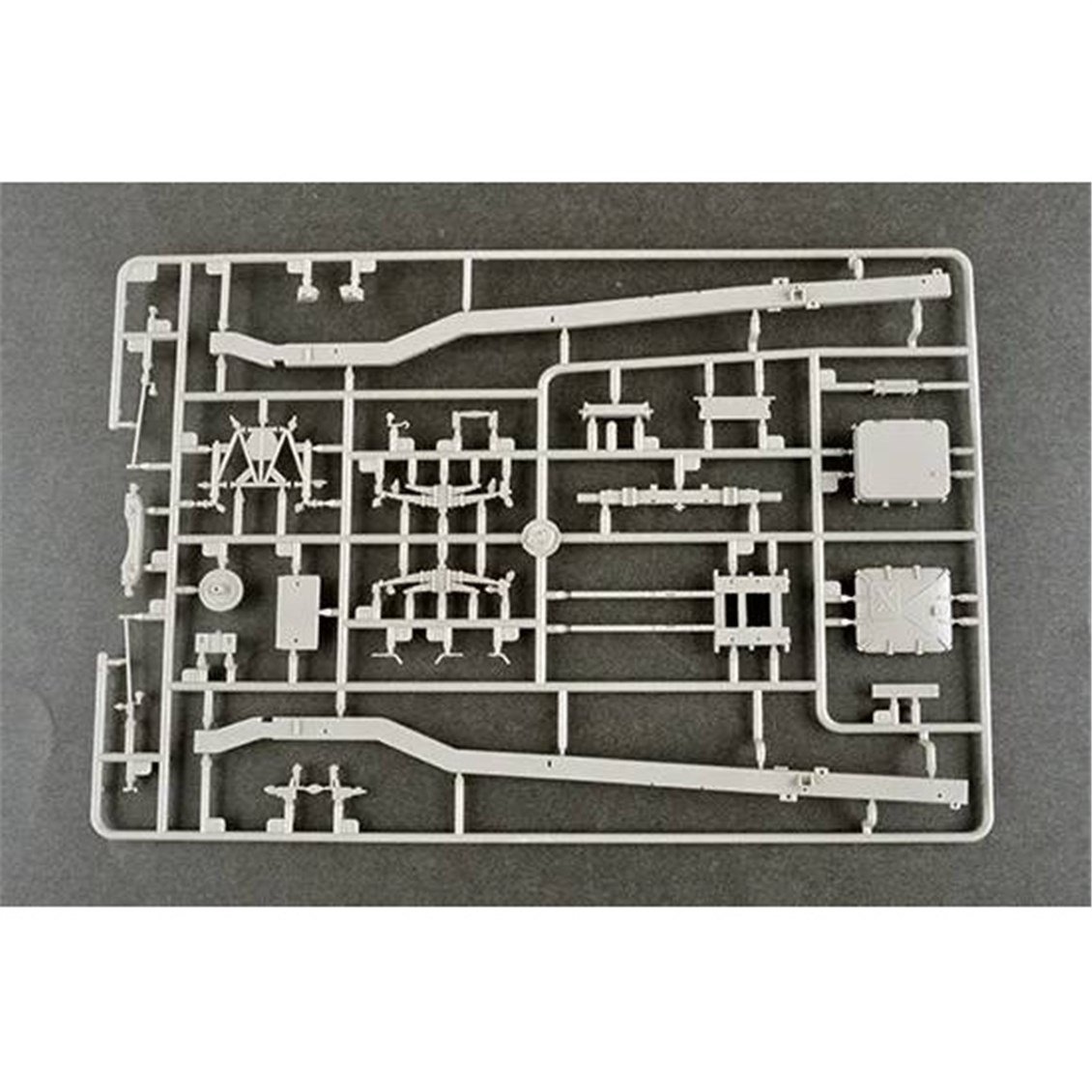 Trumpeter 01081 1/35 Ölçek, Soviet ZiL-131V Çekici ve 2T3M1 Treyler ile 8K14 Füzesi, Plastik Model Kiti