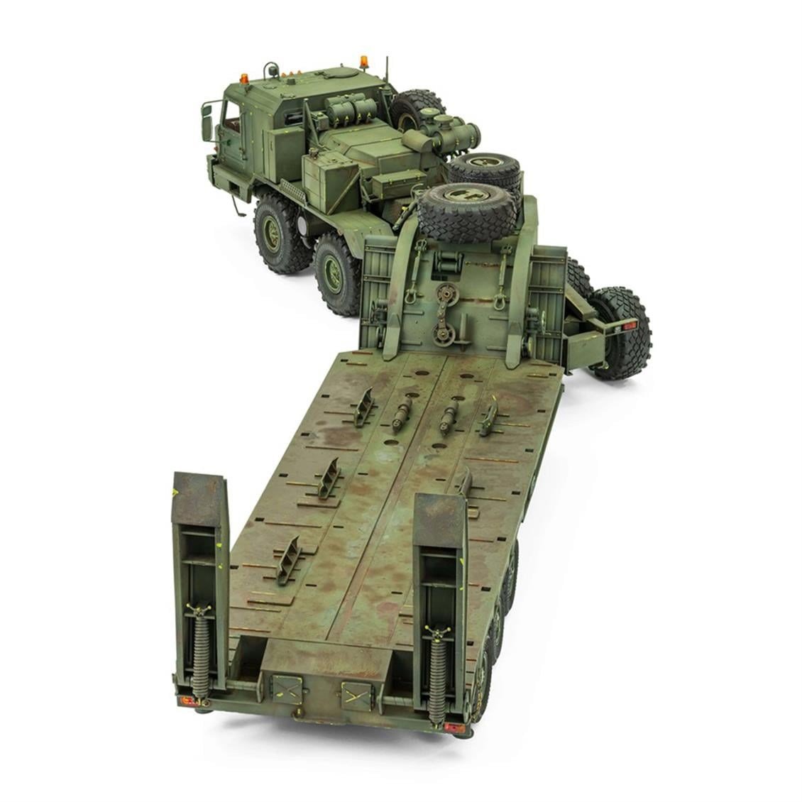 Trumpeter 01086 1/35 Ölçek, BAZ-6403 Çekici ve ChMZAP-9990-071 Dorse, Plastik Model Kiti