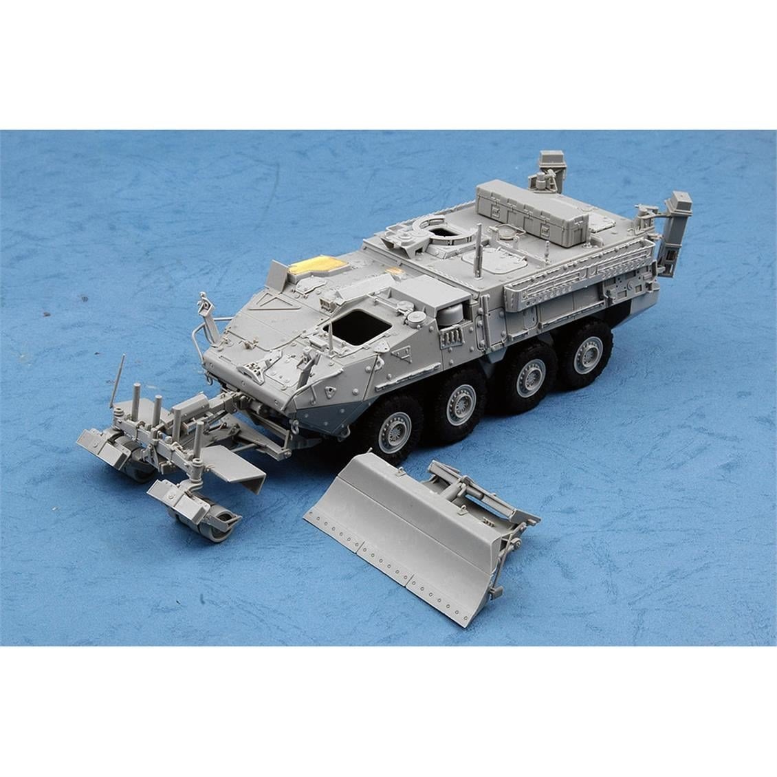 Trumpeter 01574 1/35 Ölçek, M1132 Stryker Mühendis Ekibi Aracı ve LWMR-Mayın Temizleme Aparatı, Plastik Model Kiti