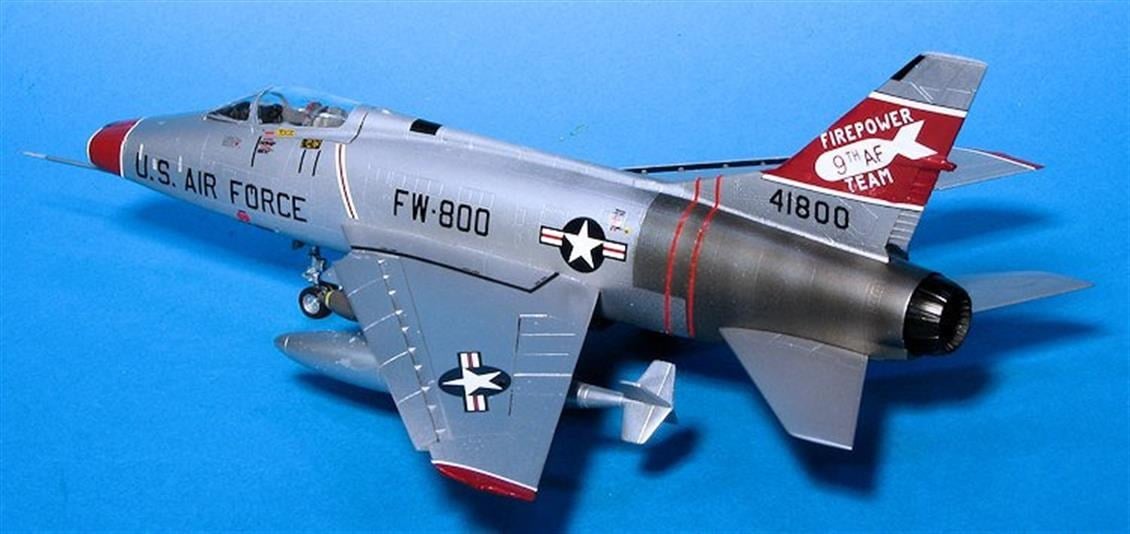 Trumpeter 01648 1/72 Ölçek, F-100C Super Sabre Savaş Uçağı Plastik Model Kiti