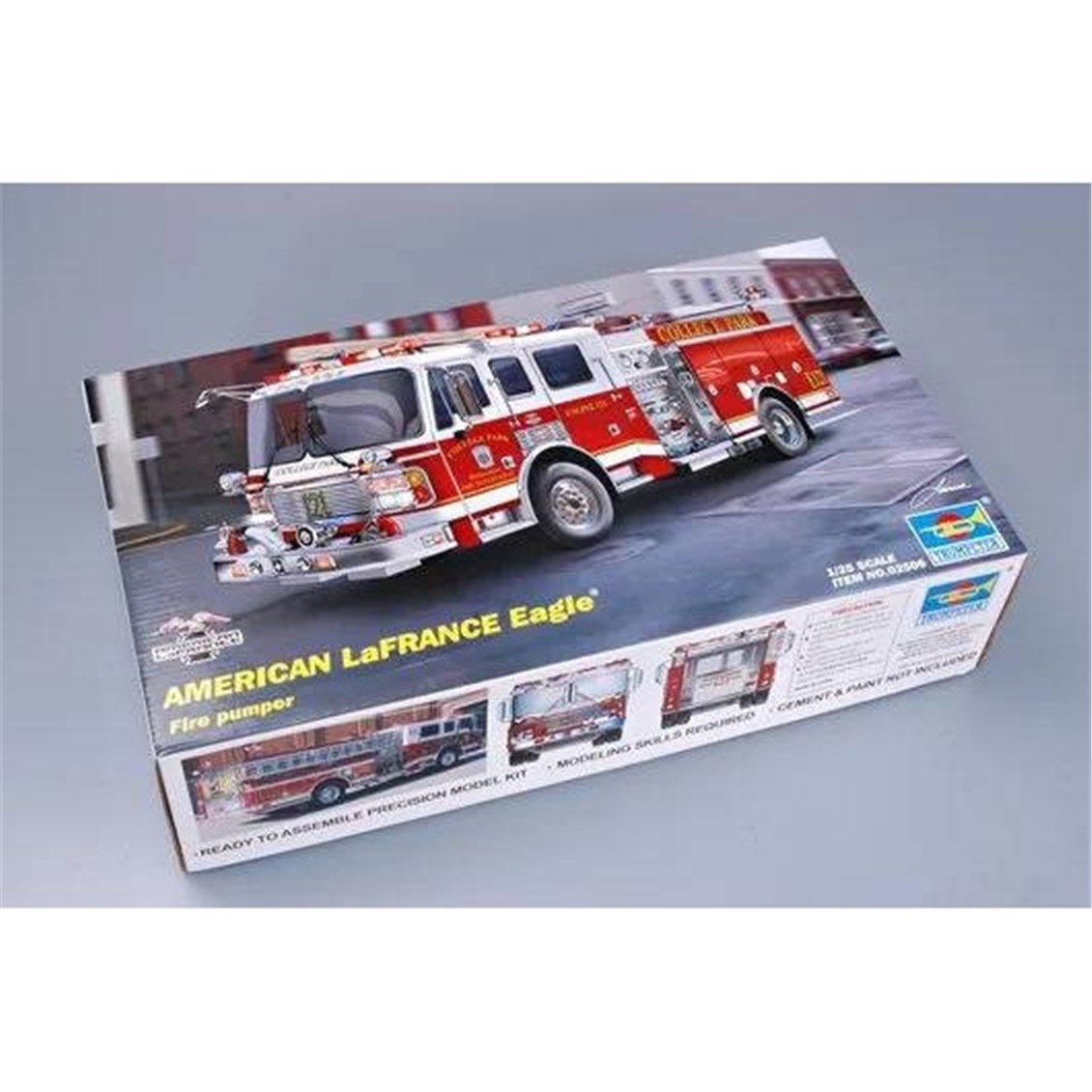 Trumpeter 02506 1/25 Ölçek, American LaFrance Eagle, İtfaiye Aracı Plastik Model Kiti