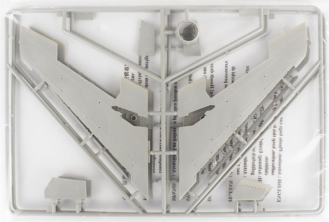 Trumpeter 02838 1/48 Ölçek, F-100C Super Sabre Savaş Uçağı Plastik Model Kiti