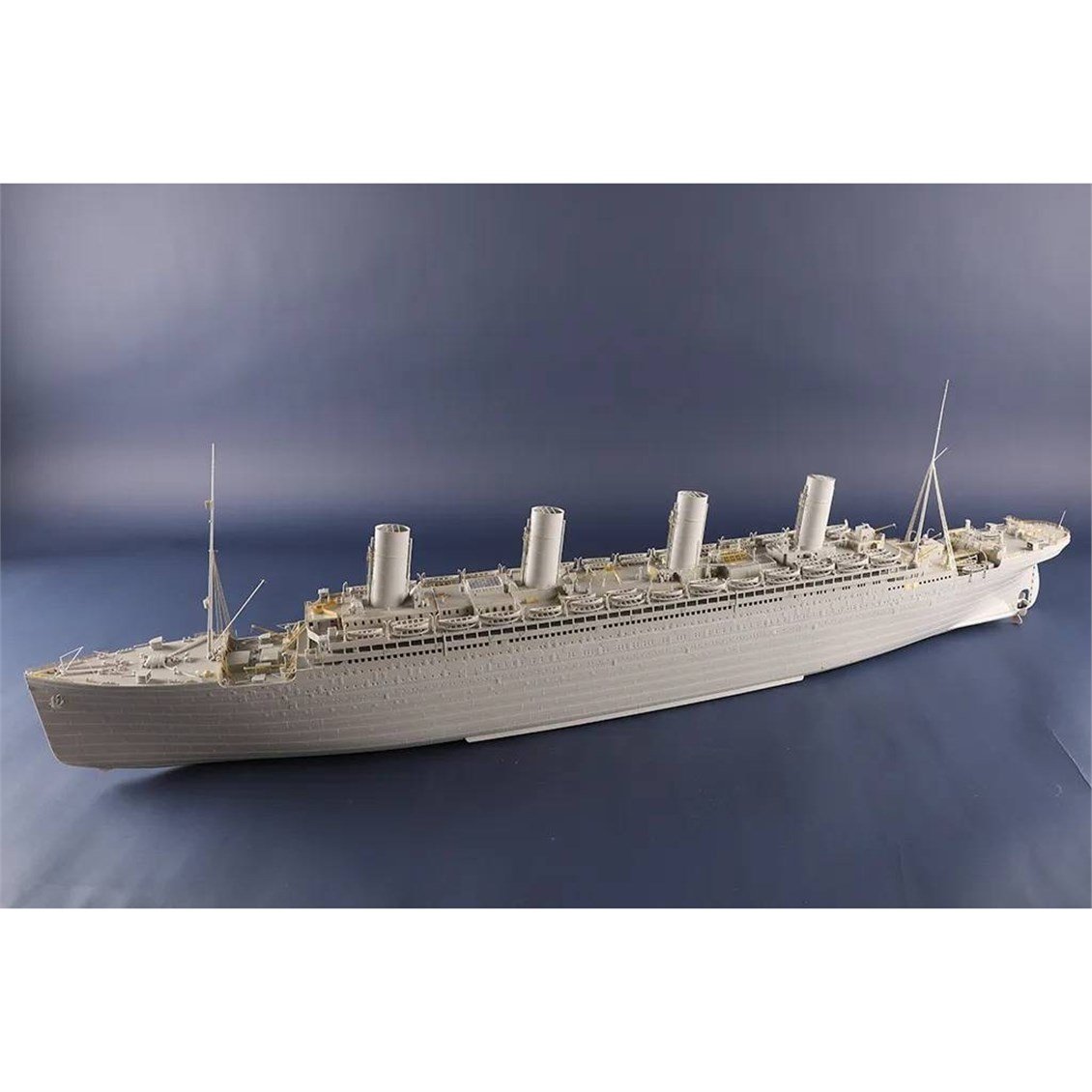Trumpeter 03720 1/200 Ölçek, HMT Olympic, Yolcu Gemisi Plastik Model Kiti