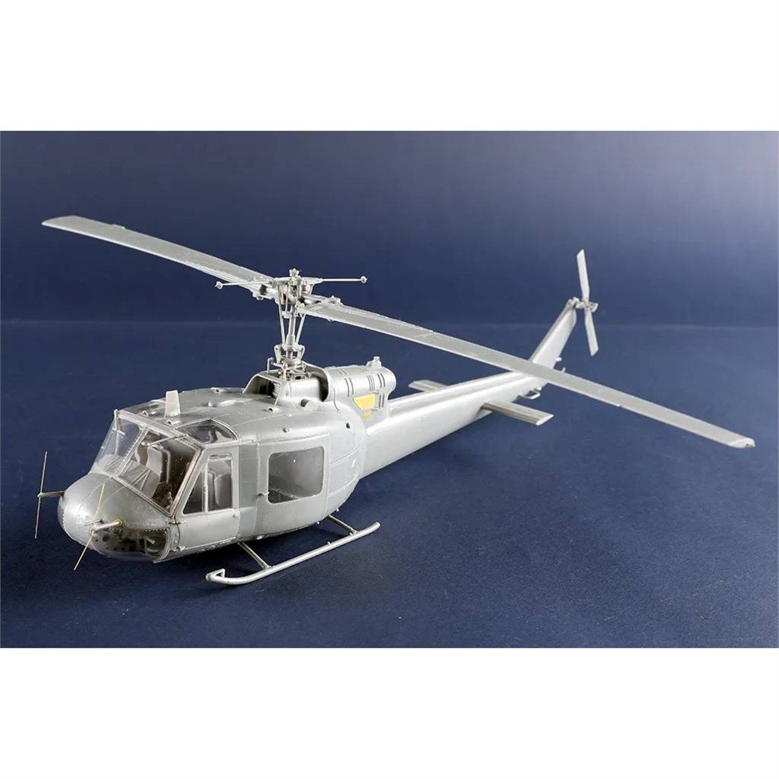 Trumpeter 05111 1/35 Ölçek, UH-1B Huey, Askeri Helikopter Plastik Model Kiti