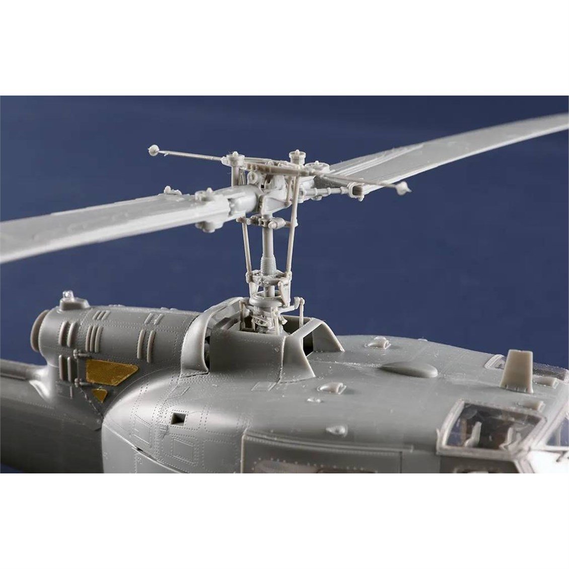 Trumpeter 05111 1/35 Ölçek, UH-1B Huey, Askeri Helikopter Plastik Model Kiti